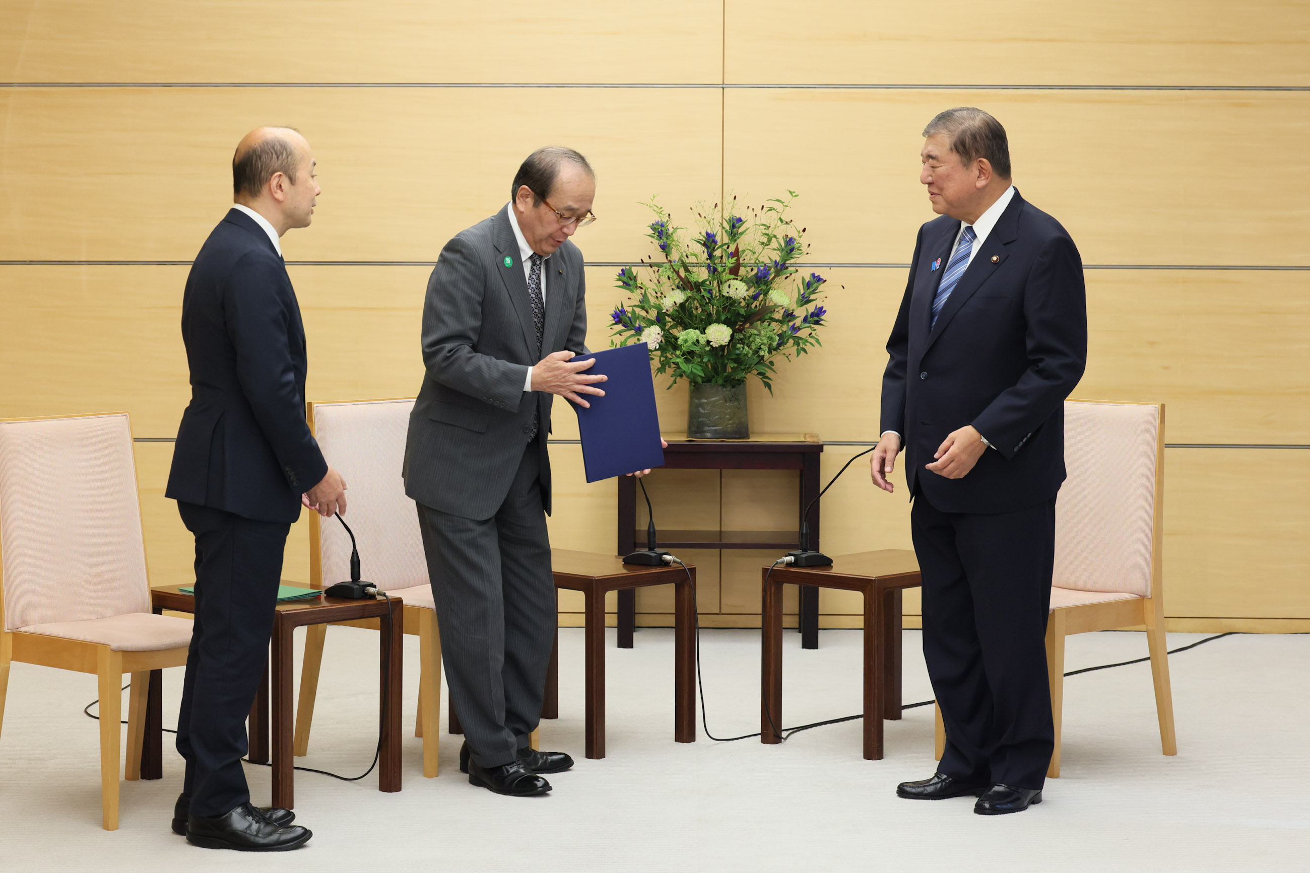 Prime Minister Ishiba receiving a request (2)