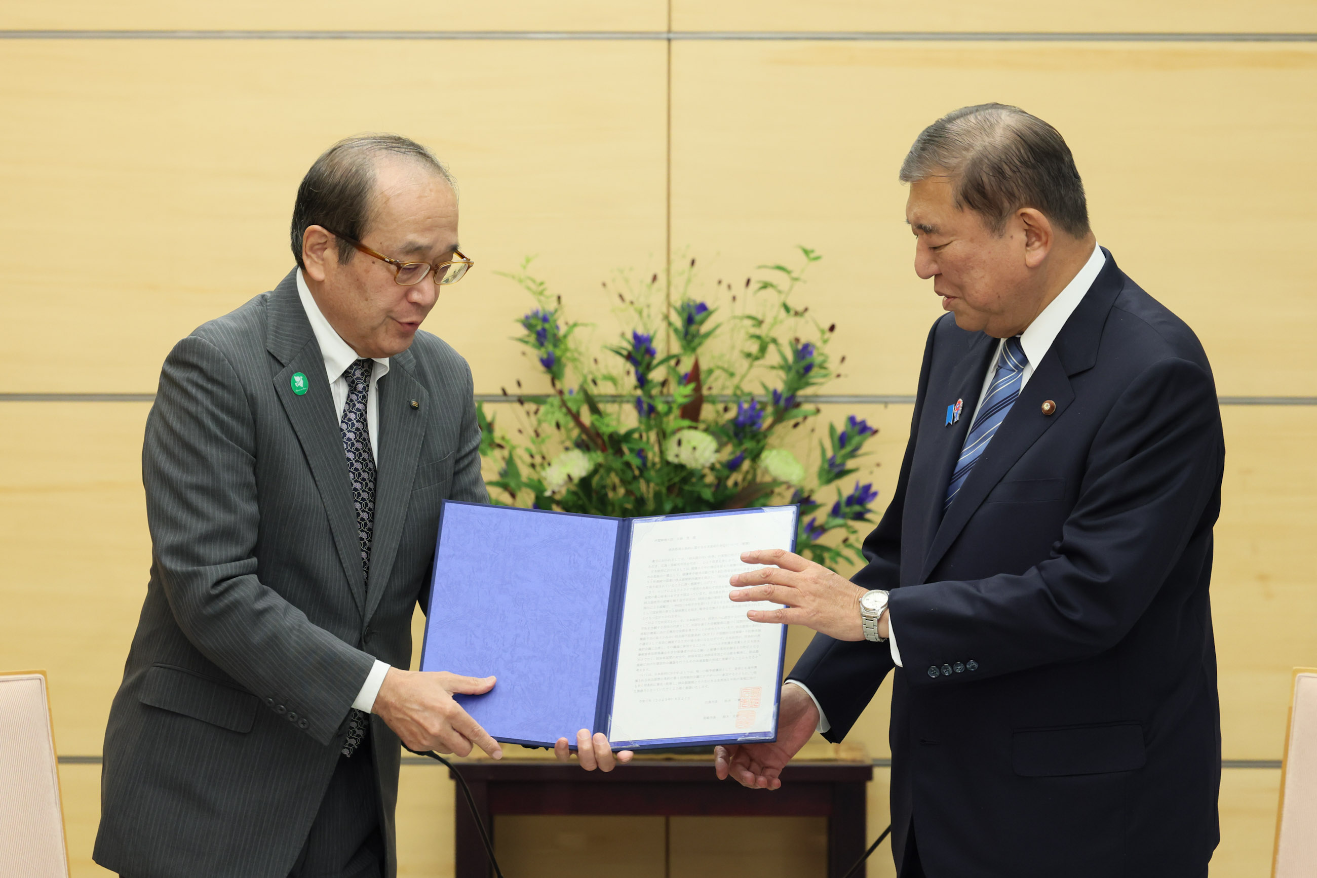 Prime Minister Ishiba receiving a request (3)