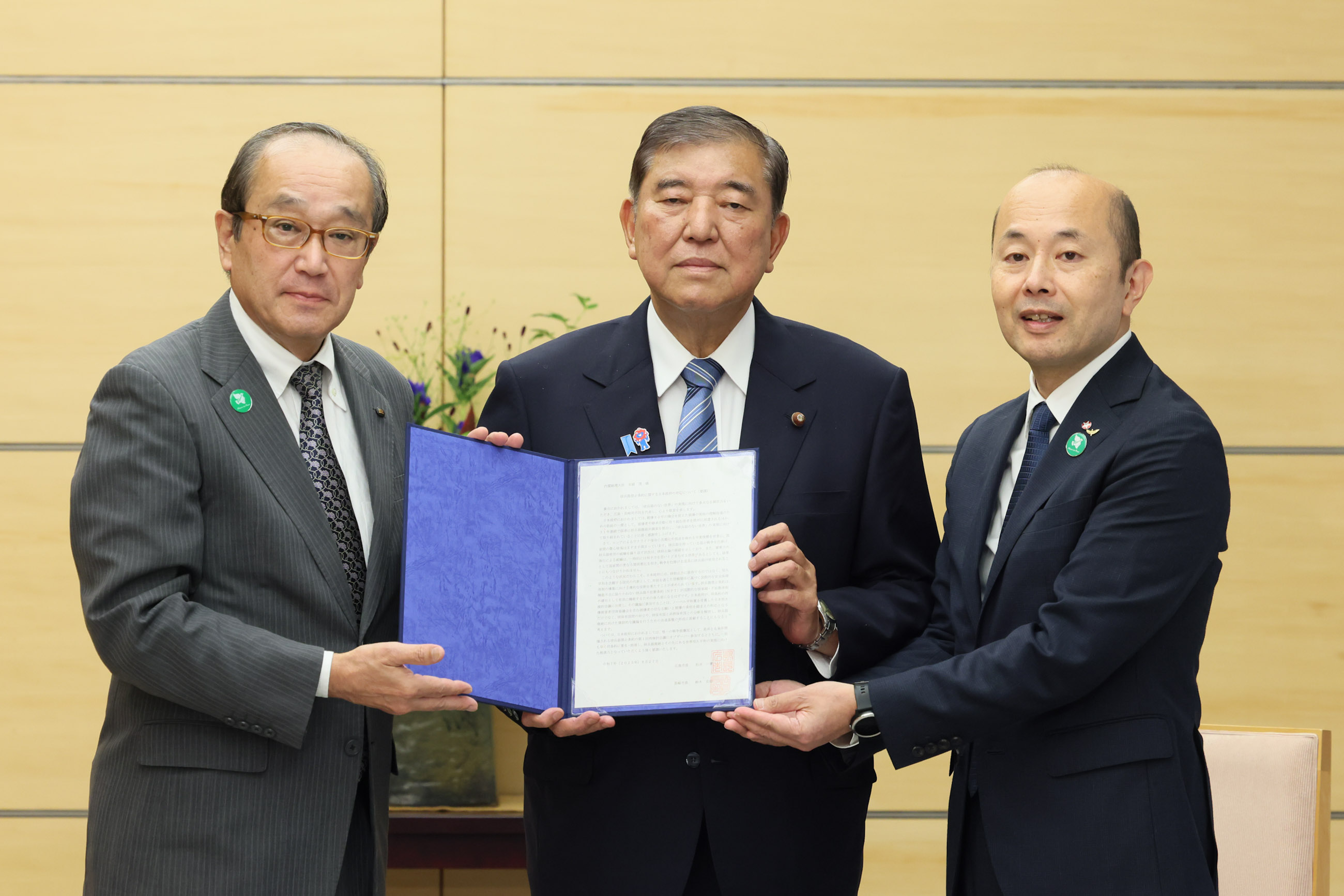 Prime Minister Ishiba receiving a request (4)