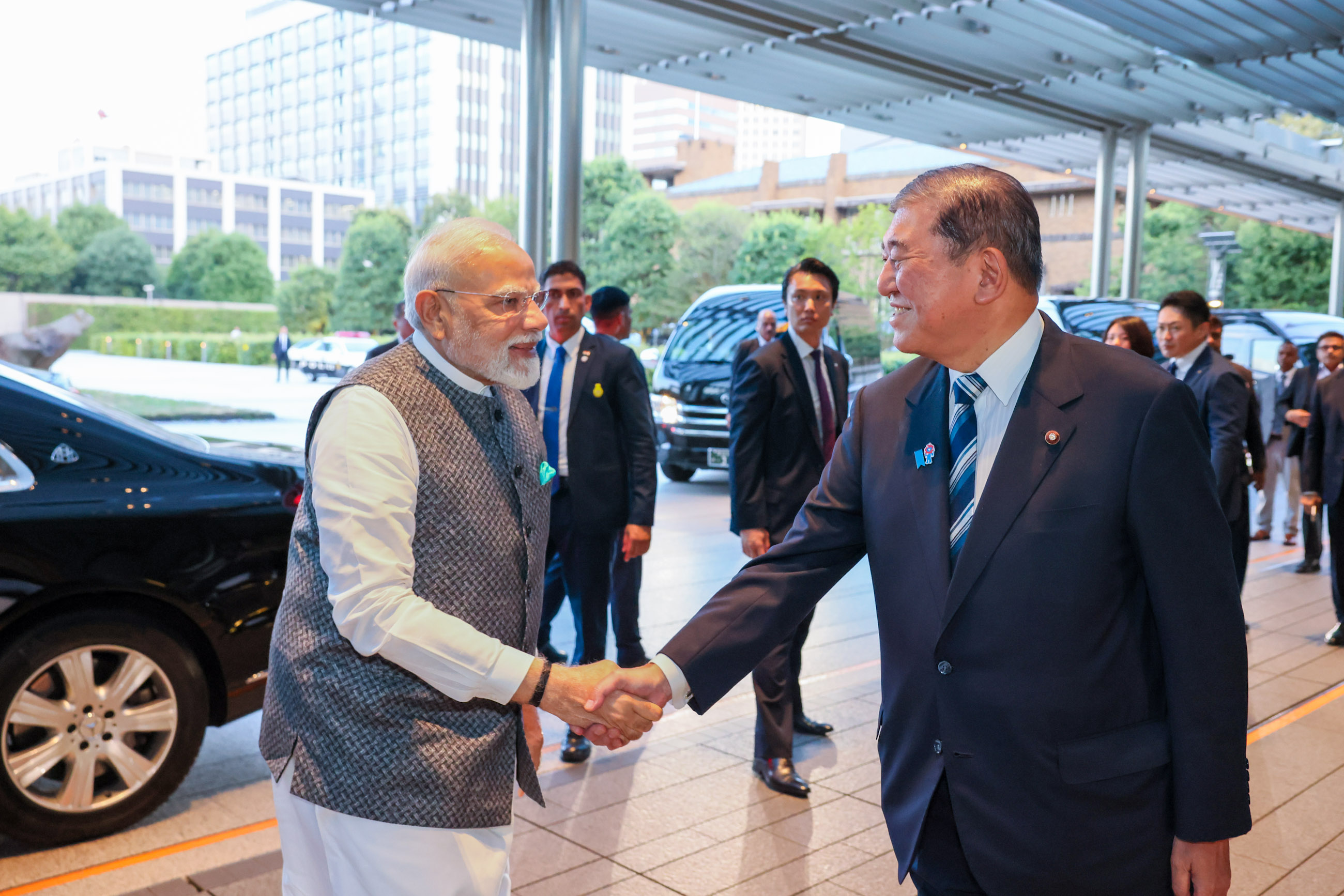 Prime Minister Ishiba welcoming Prime Minister Modi 