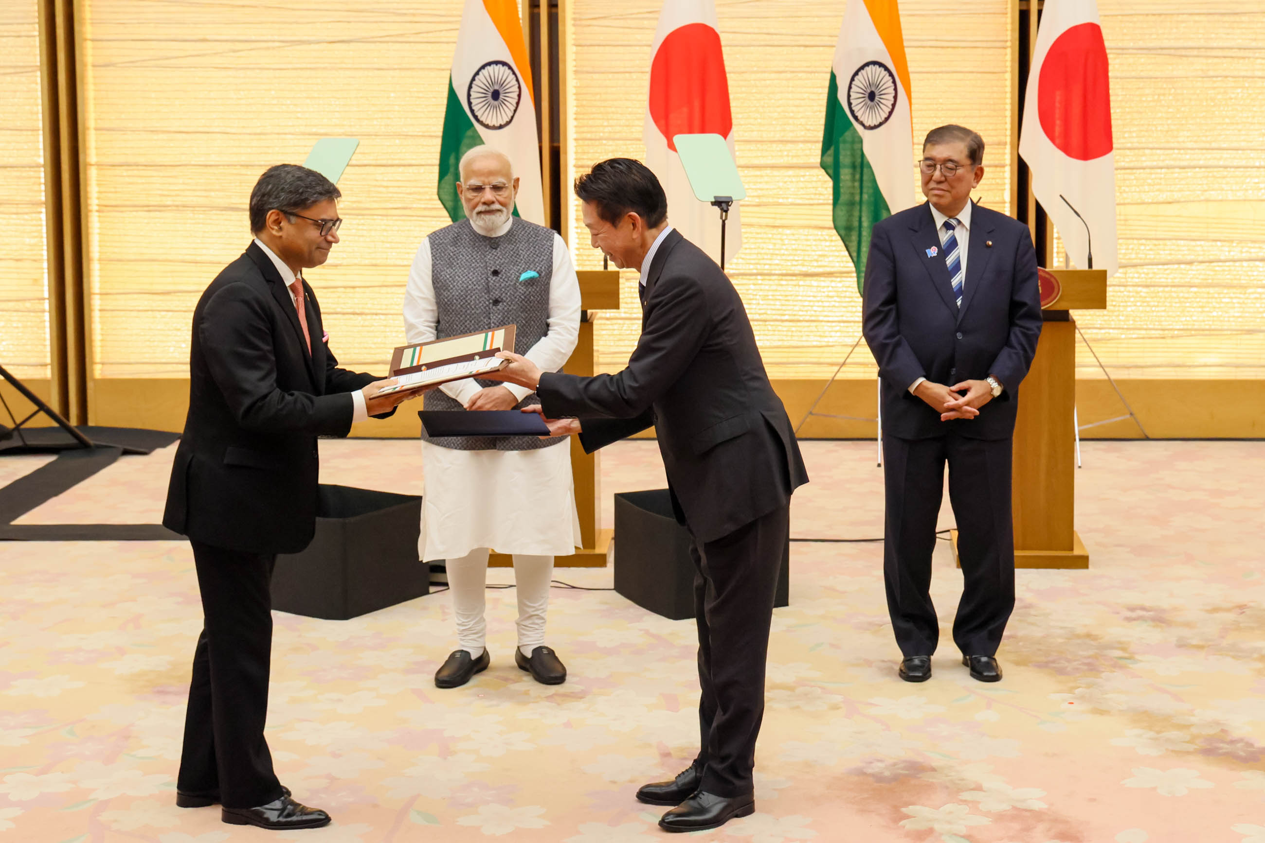 Ceremony for the exchange of documents (6)
