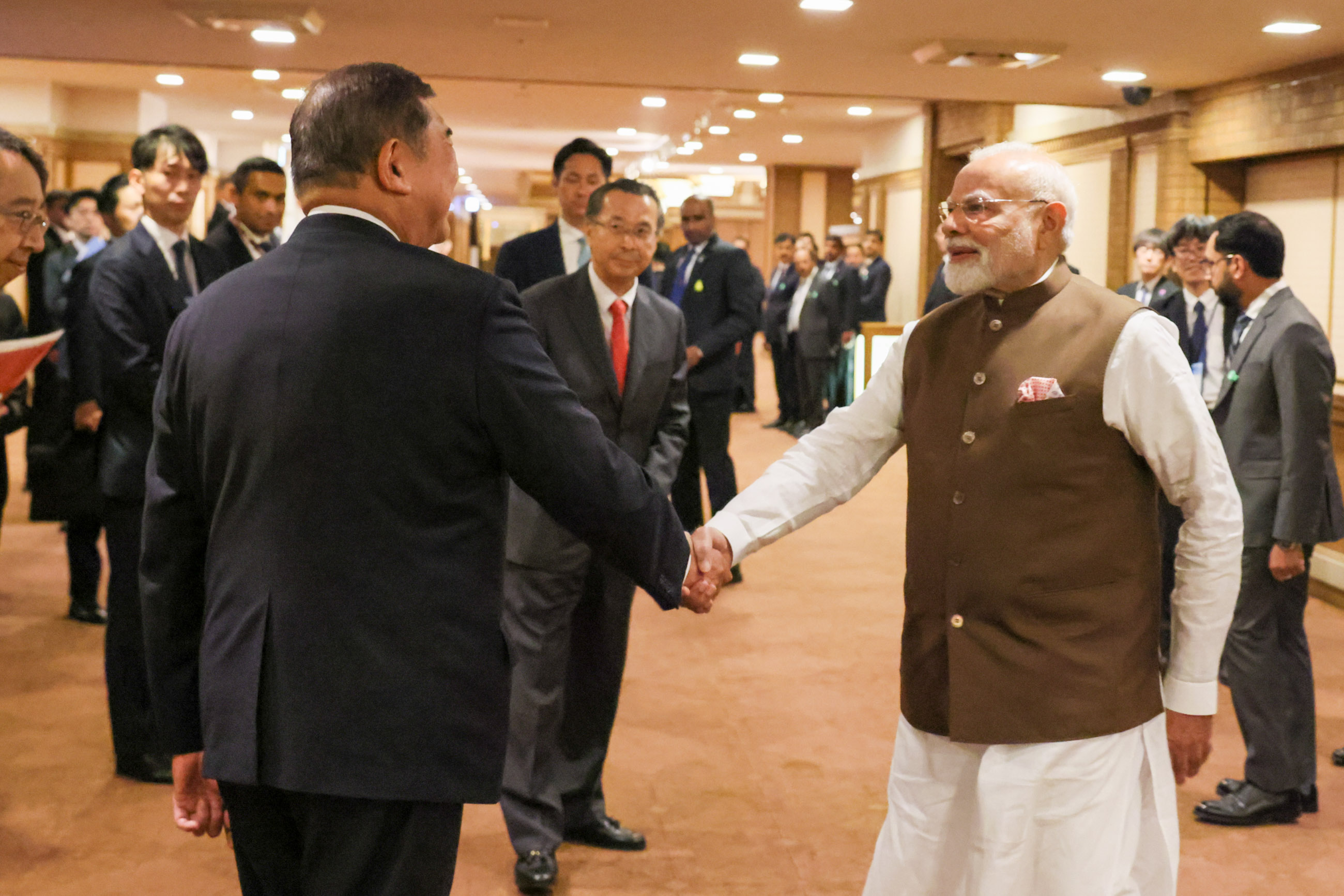 Prime Minister Isihiba welcoming Prime Minister Modi
