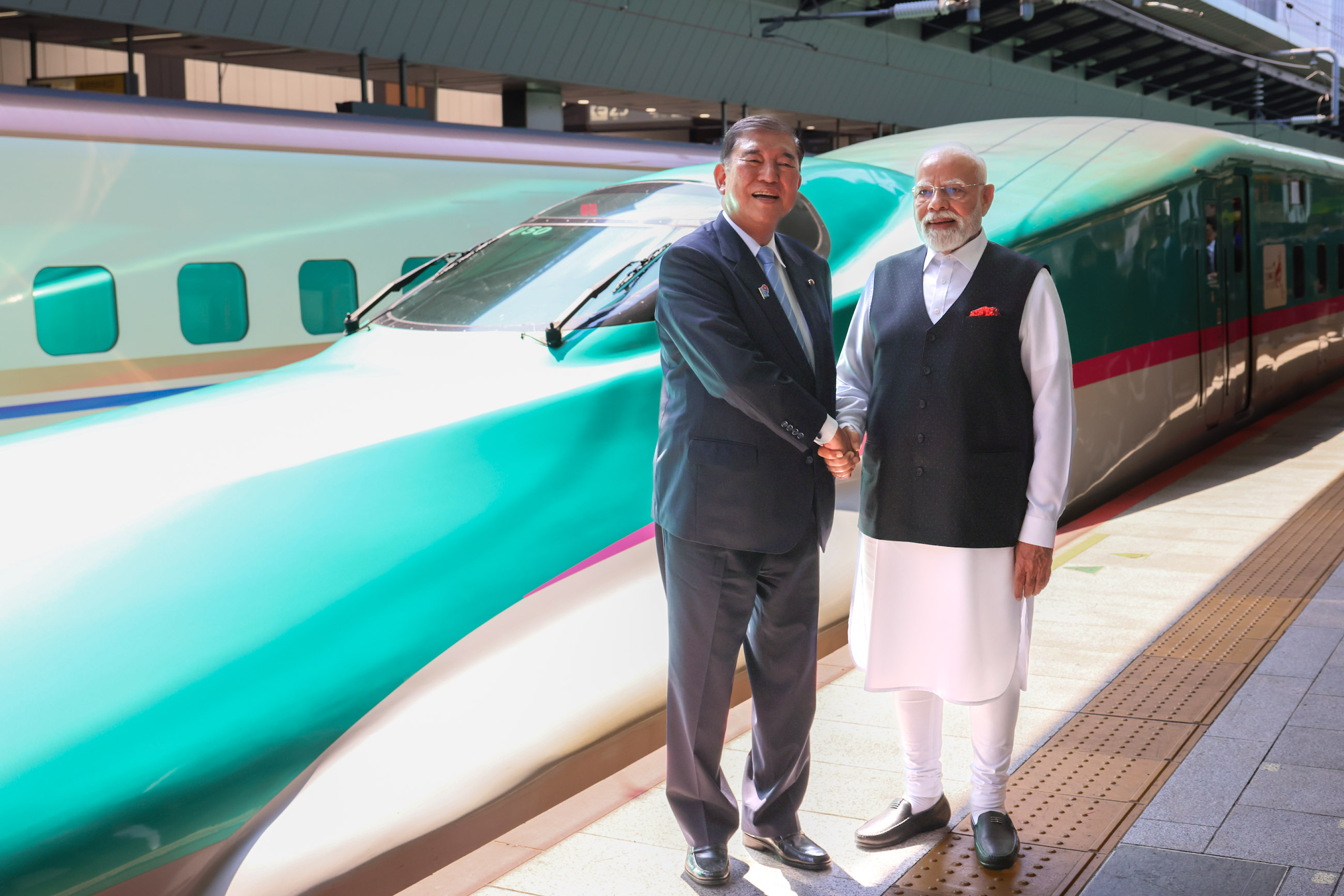 The two leaders posing for a commemorative photo (1)