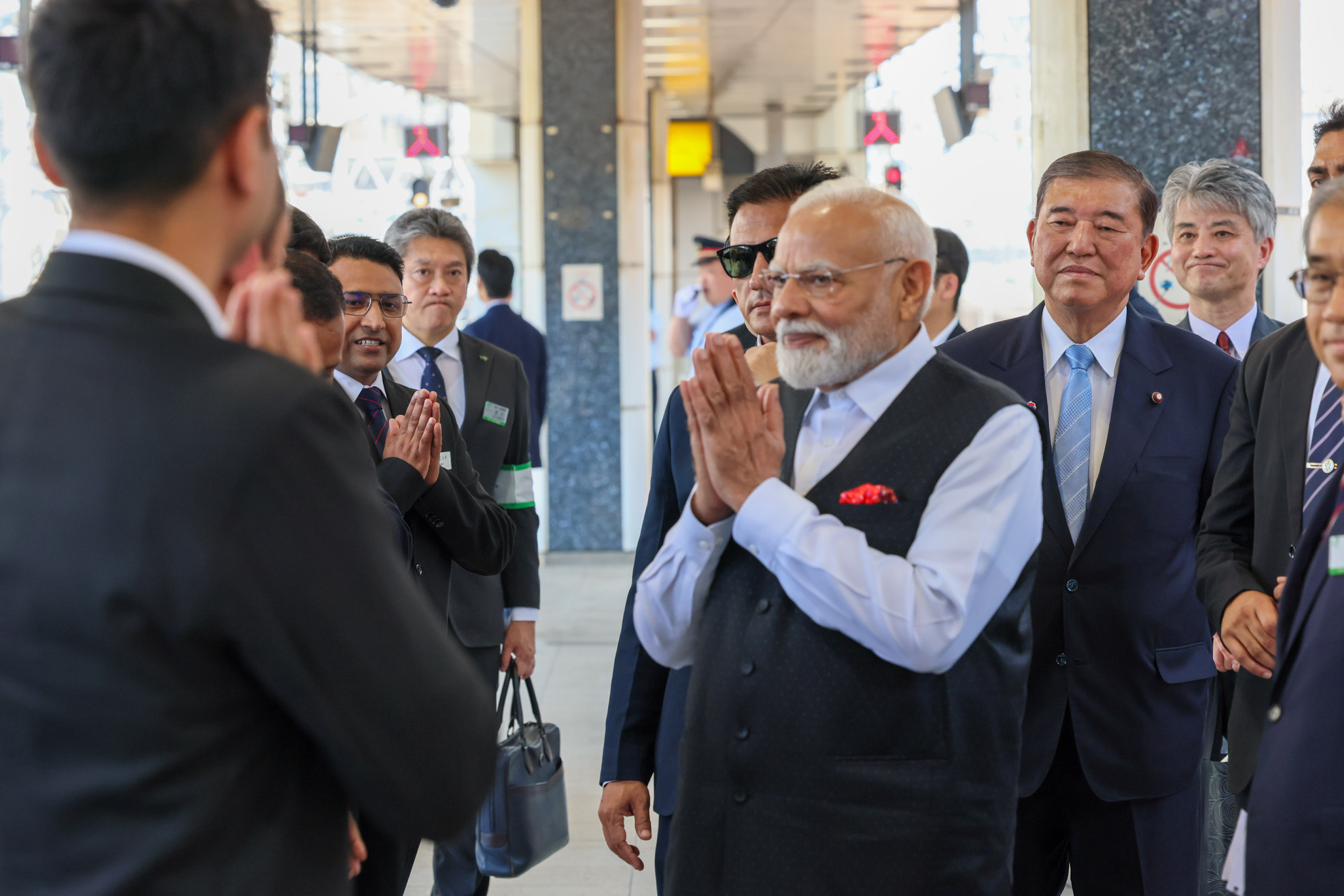 The two leaders posing for a commemorative photo (2)