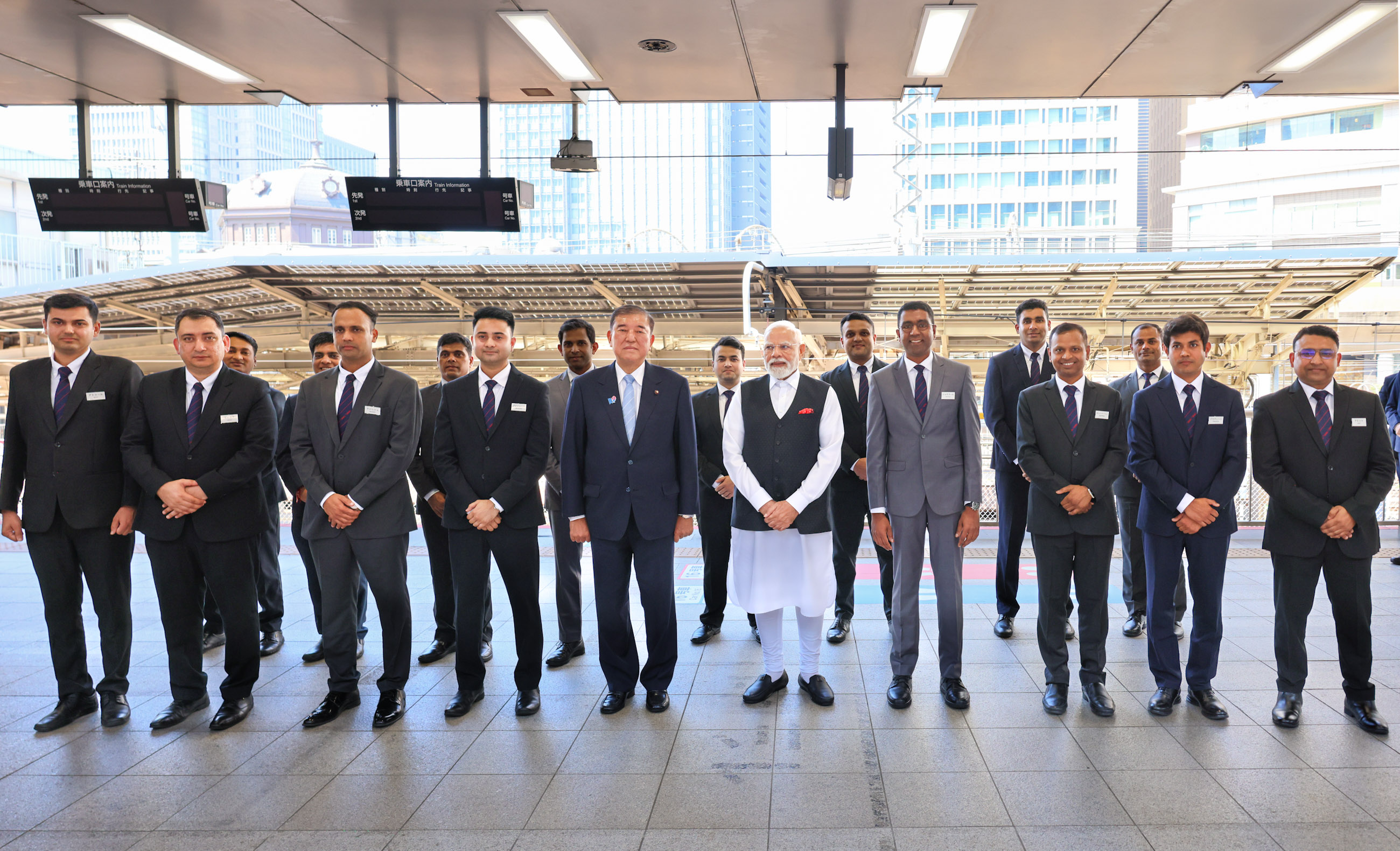 The two leaders posing for a commemorative photo (4)