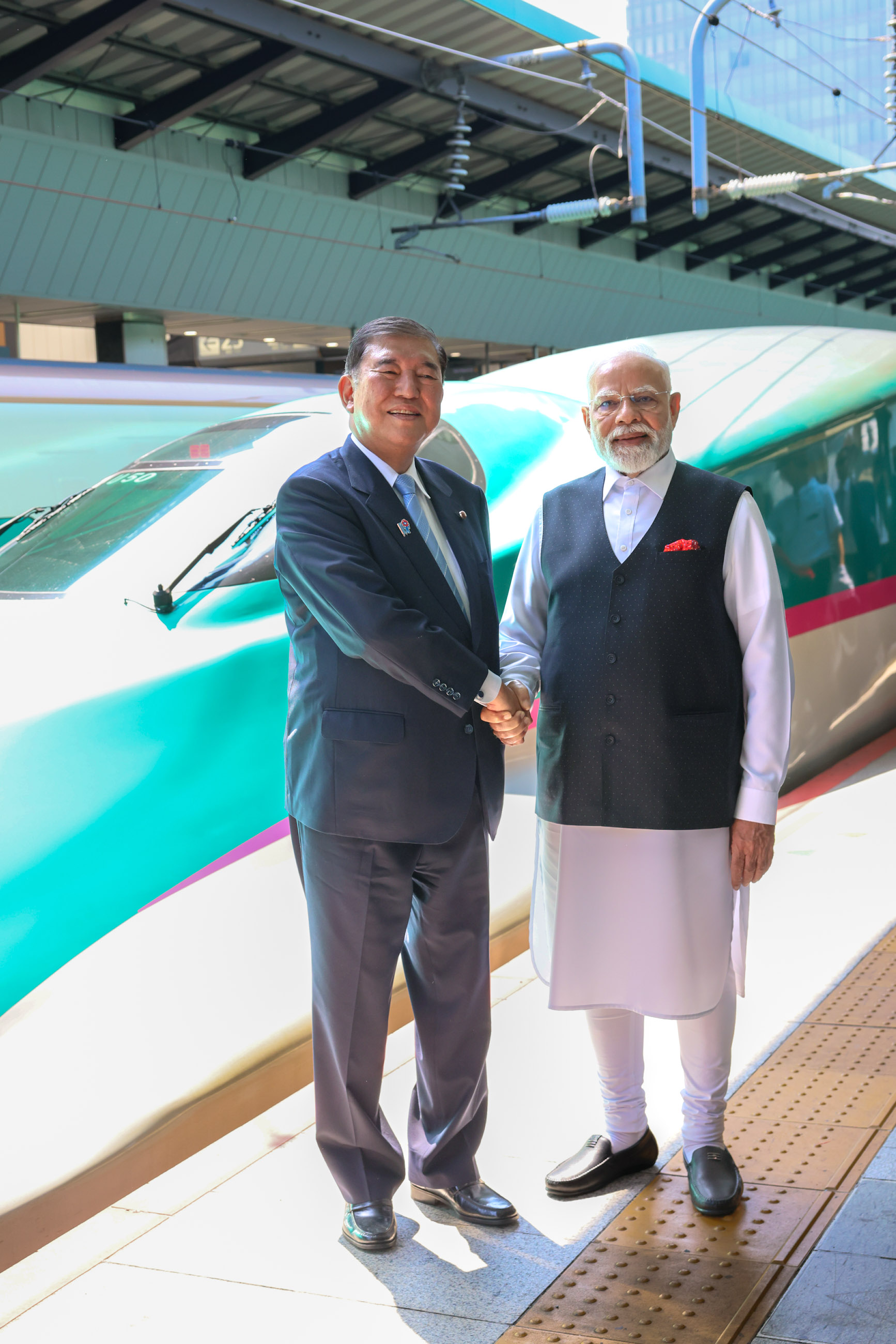 The two leaders posing for a commemorative photo (5)