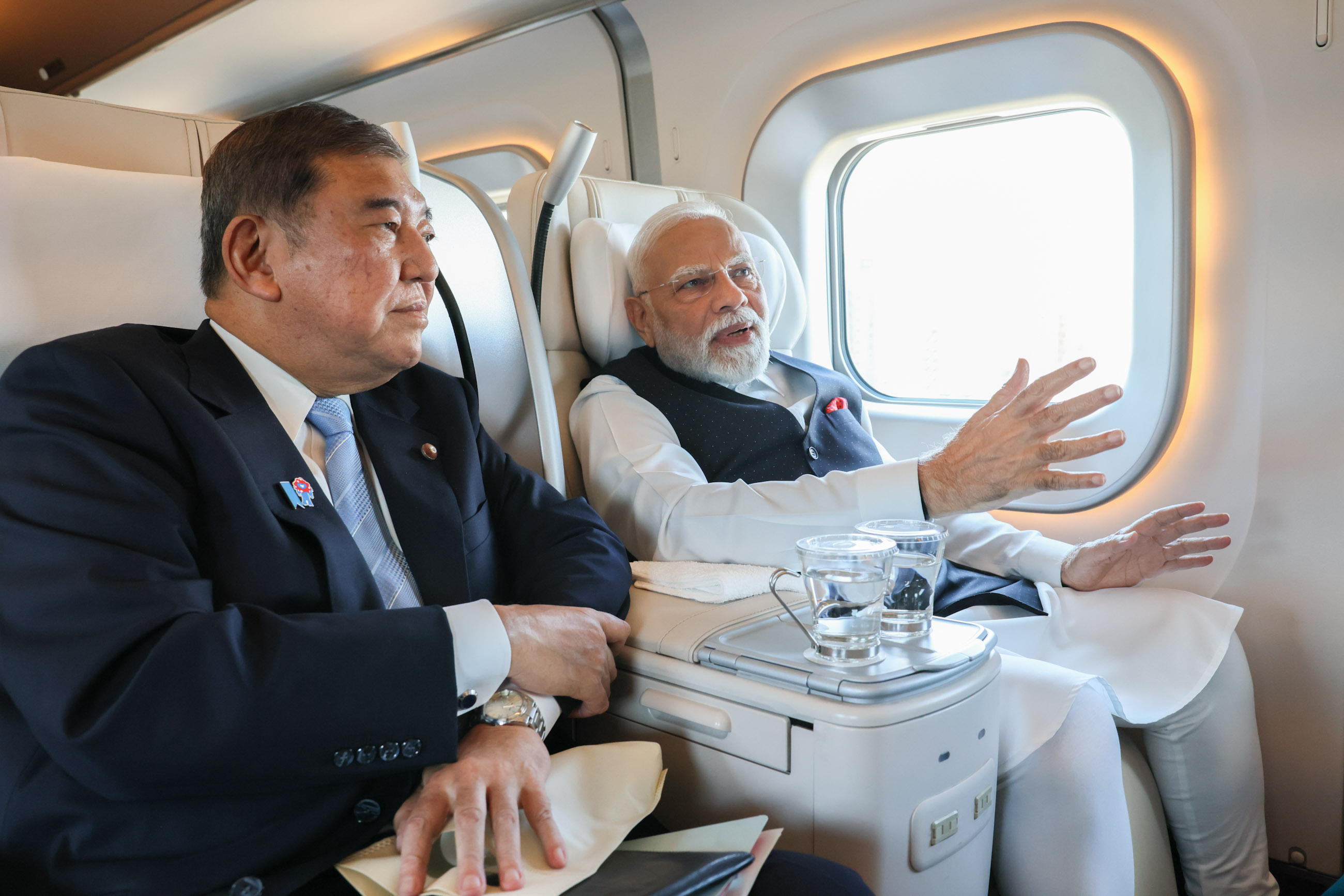 The two leaders exchanging views inside the Shinkansen (1)