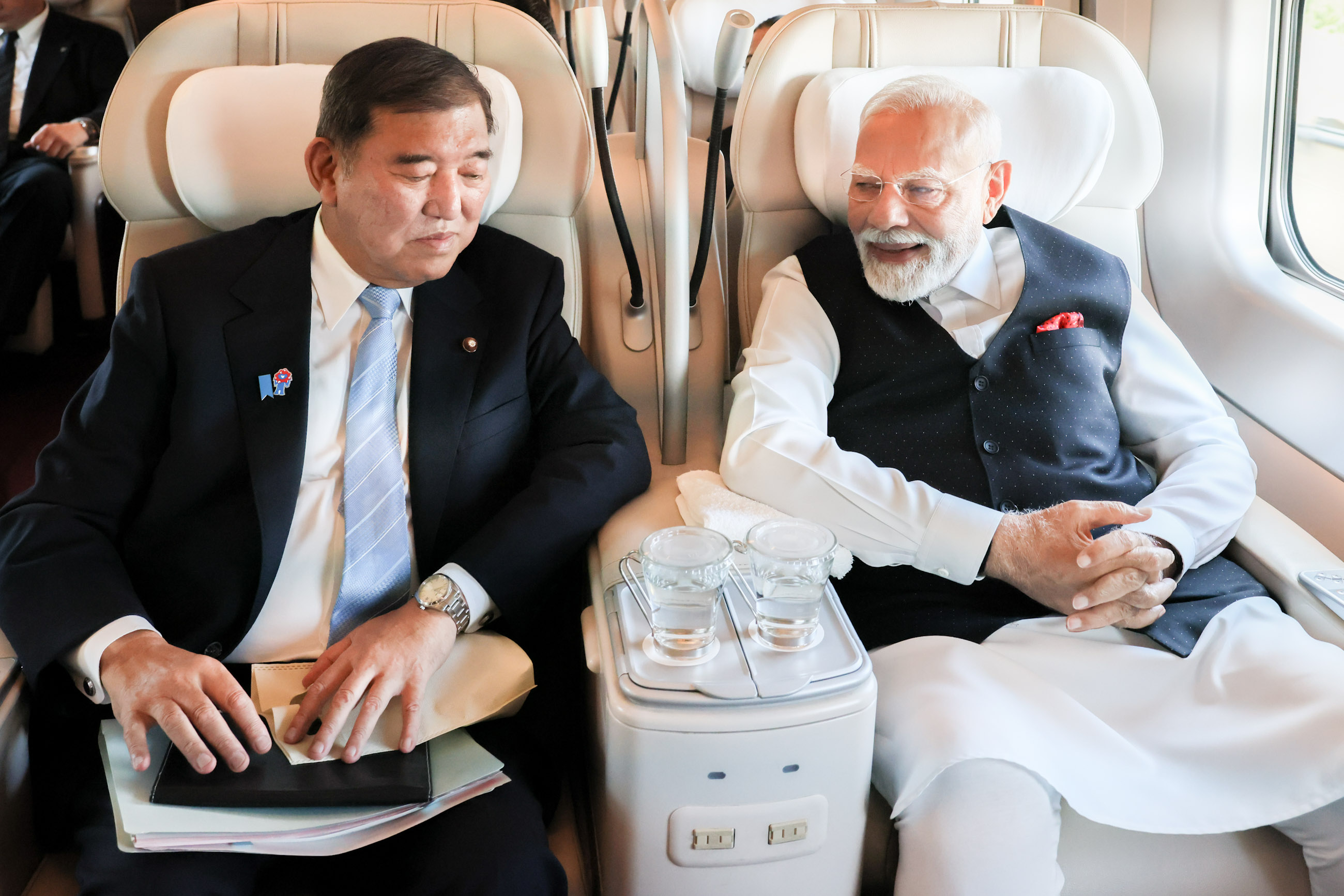 The two leaders exchanging views inside the Shinkansen (2)