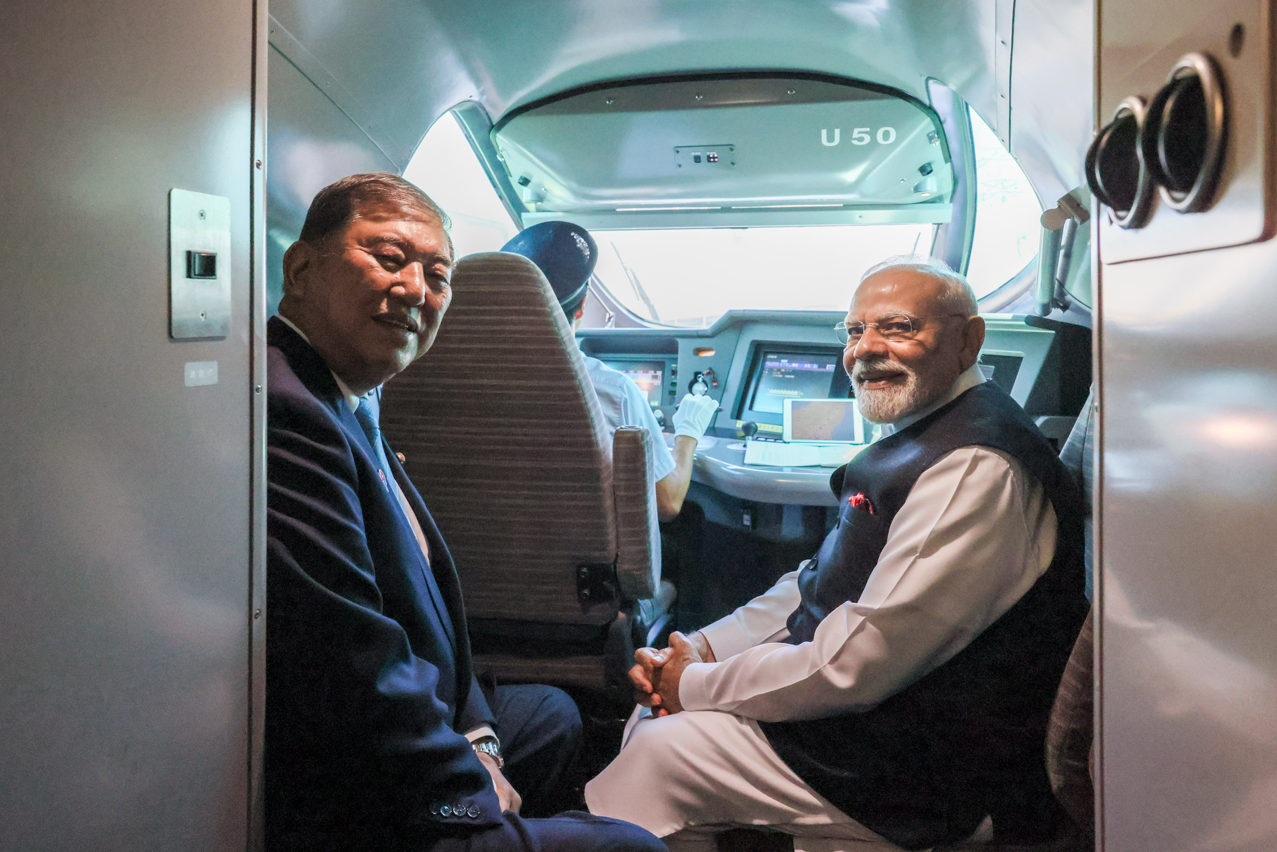The two leaders observing the inside of the Shinkansen (2)