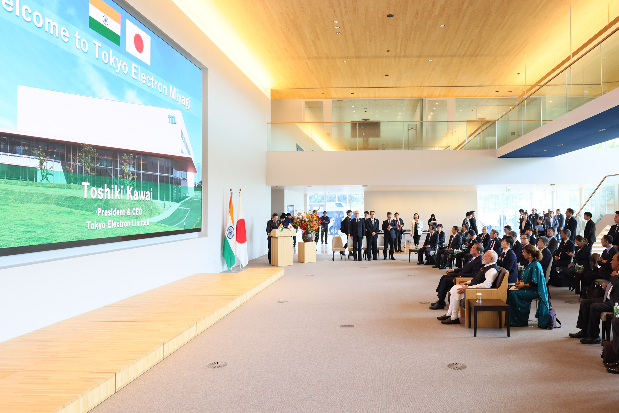 The two leaders observing the semiconductor manufacturing equipment production plant (2)