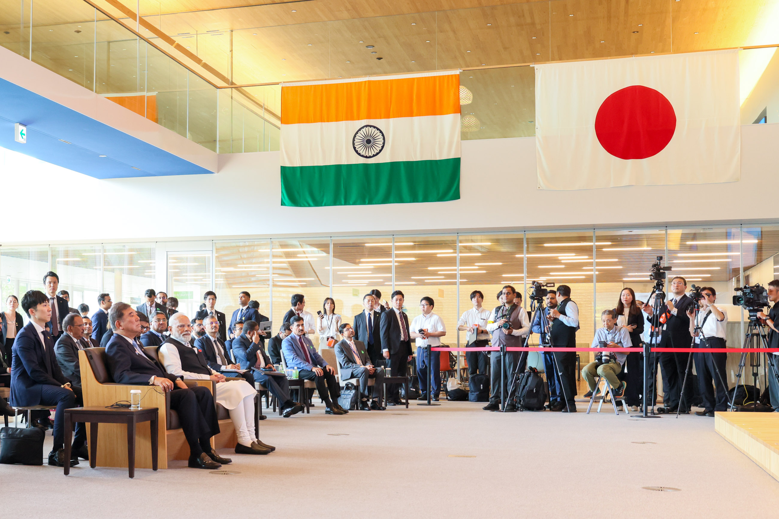 The two leaders observing the semiconductor manufacturing equipment production plant (3)