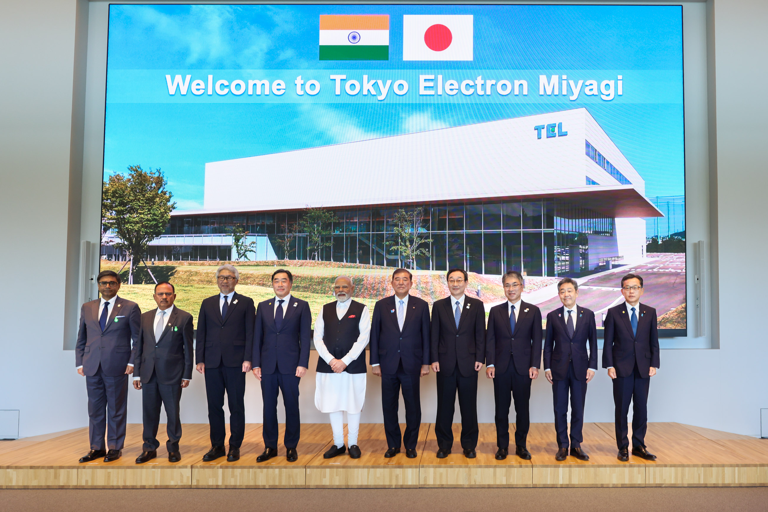 The two leaders observing the semiconductor manufacturing equipment production plant (4)