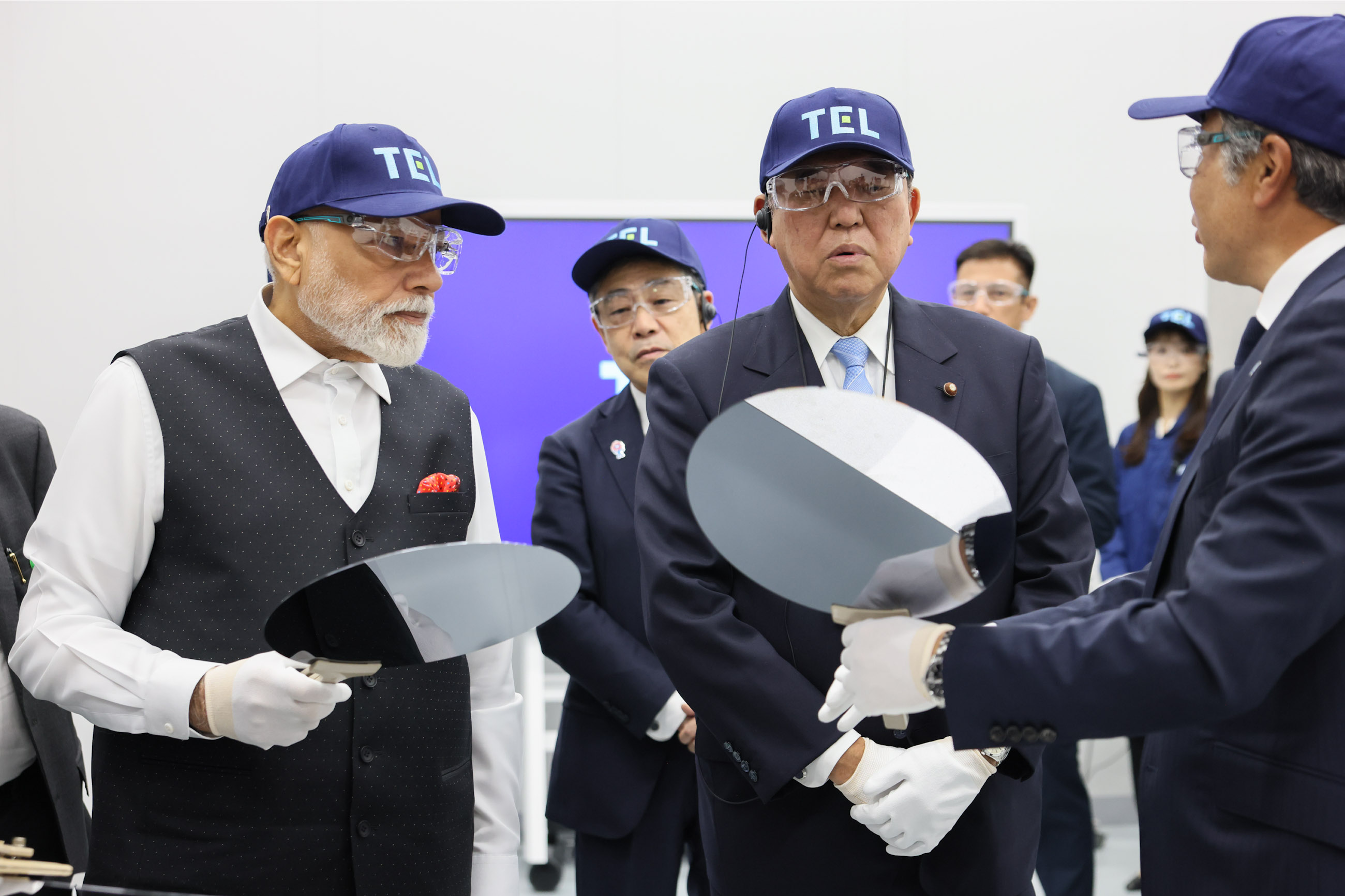 The two leaders observing the semiconductor manufacturing equipment production plant (5)