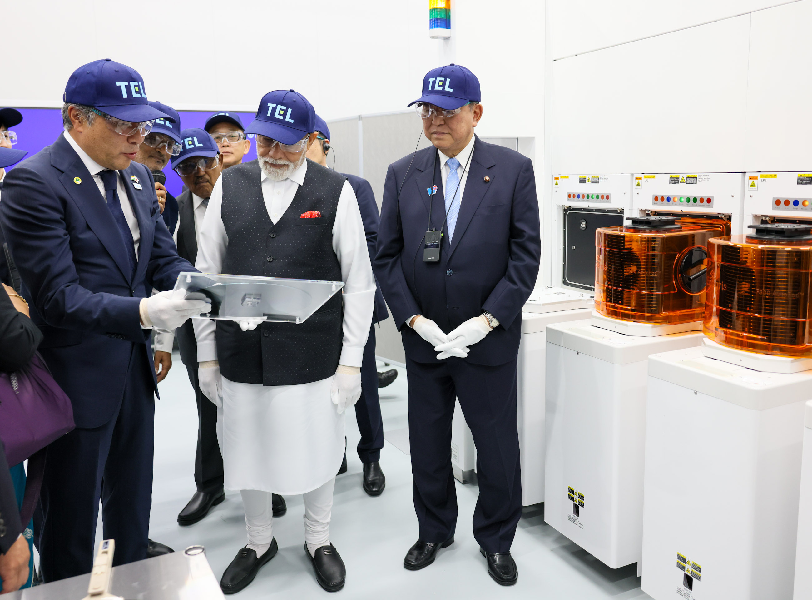 The two leaders observing the semiconductor manufacturing equipment production plant (6)