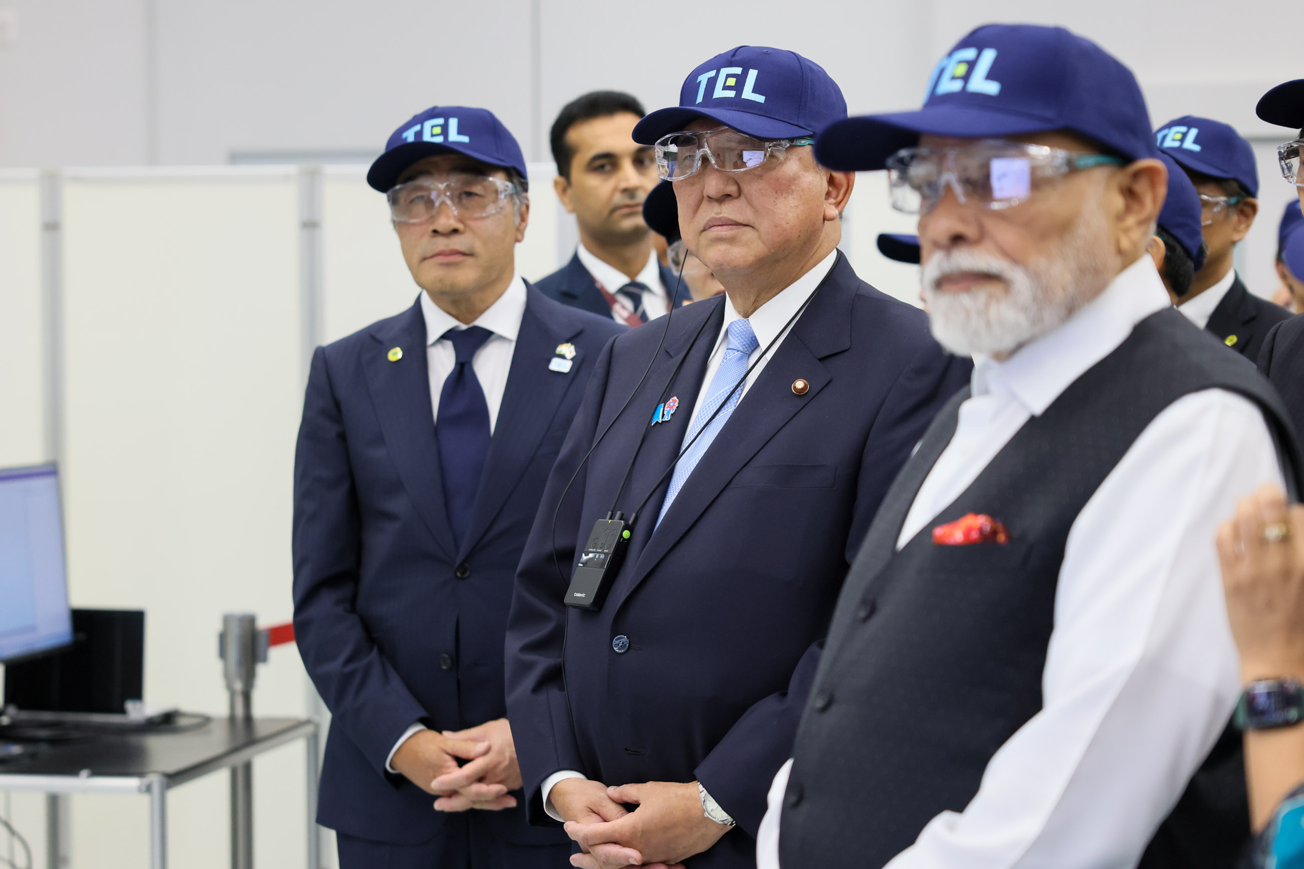 The two leaders observing the semiconductor manufacturing equipment production plant (8)