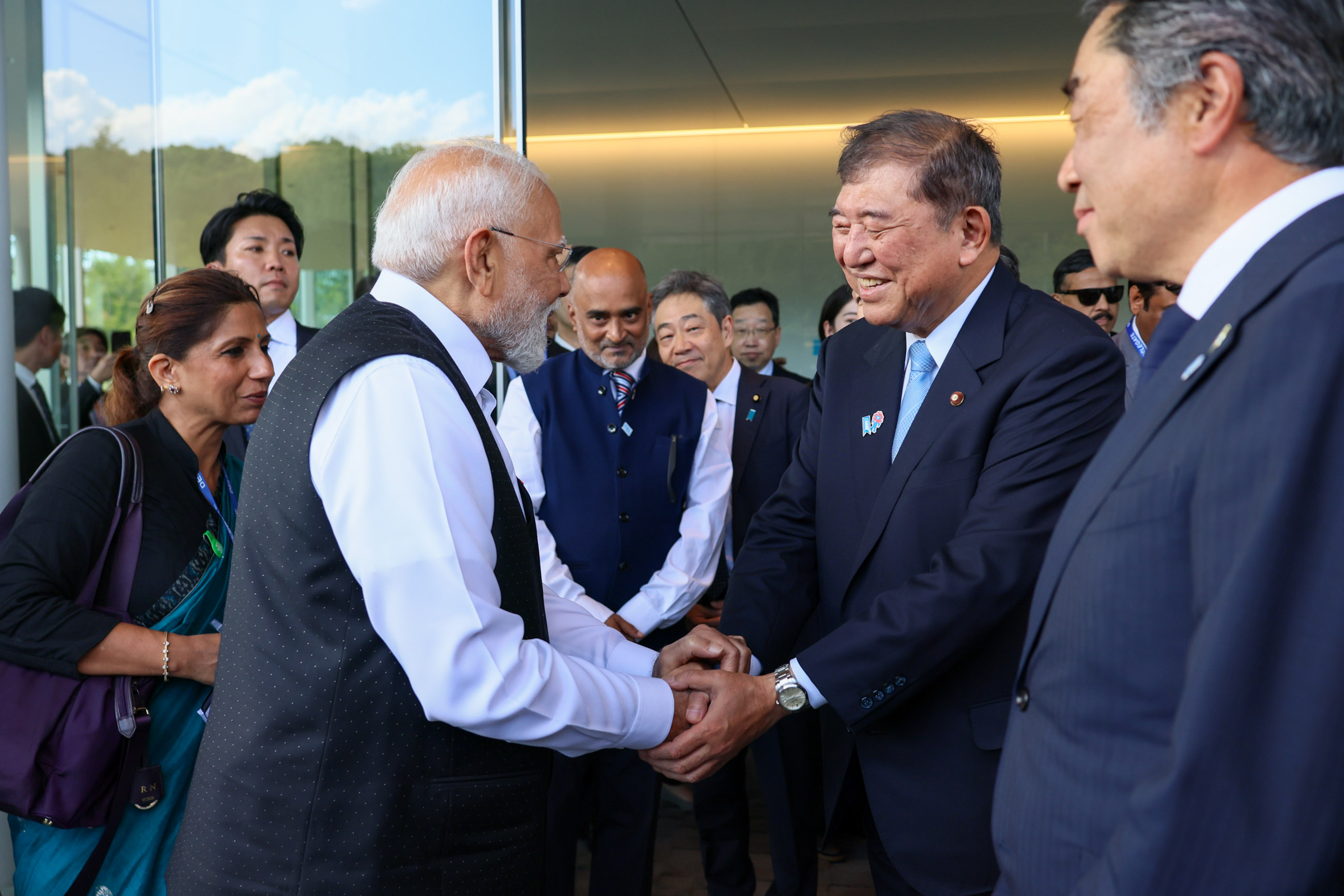 The two leaders observing the semiconductor manufacturing equipment production plant (9)