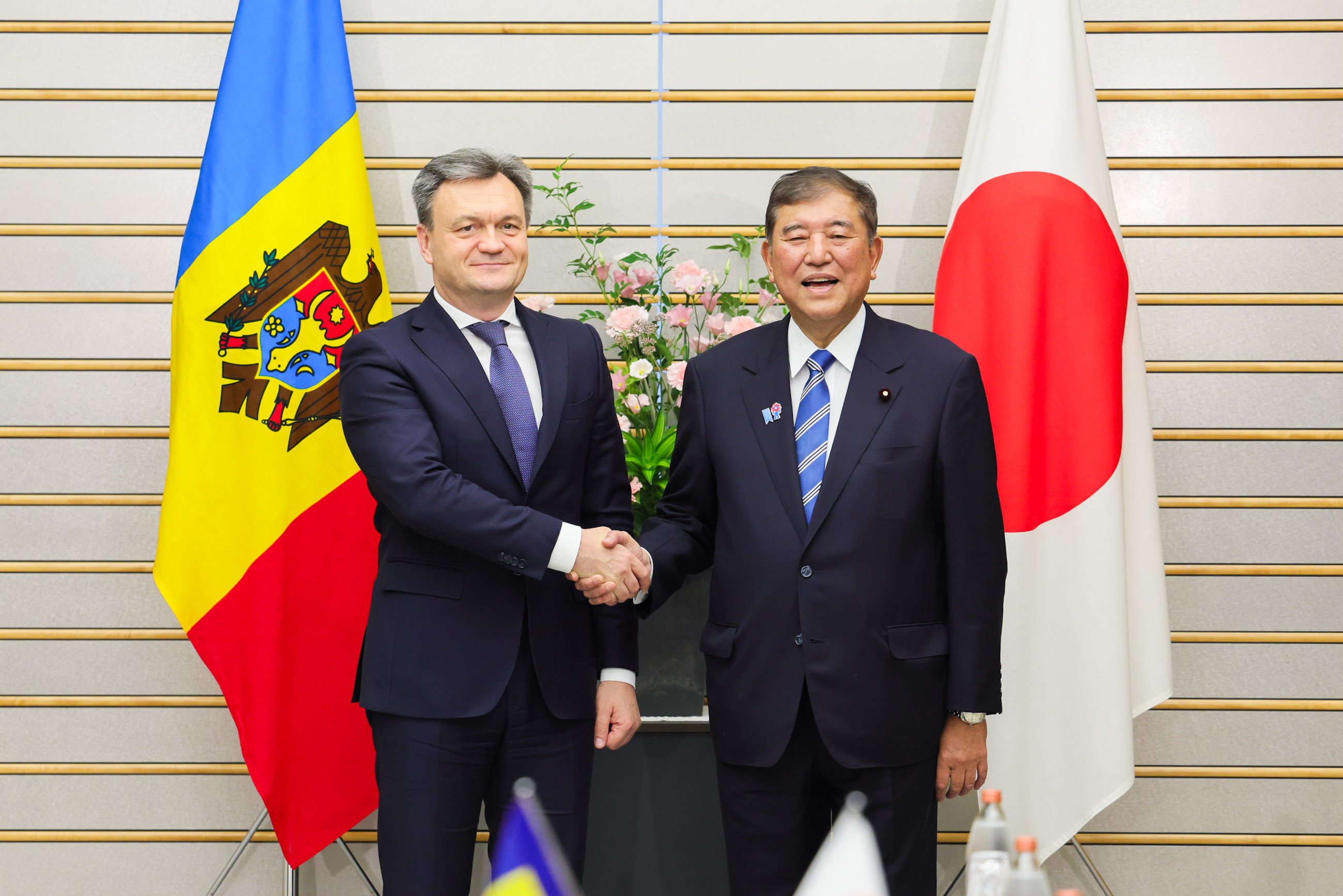 Prime Minister Ishiba holding a meeting with Prime Minister Recean (2)