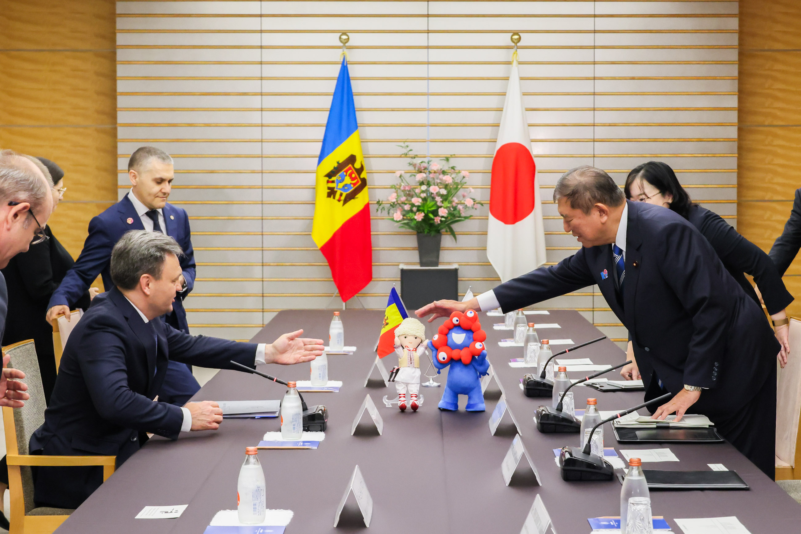 Prime Minister Ishiba holding a meeting with Prime Minister Recean (3)
