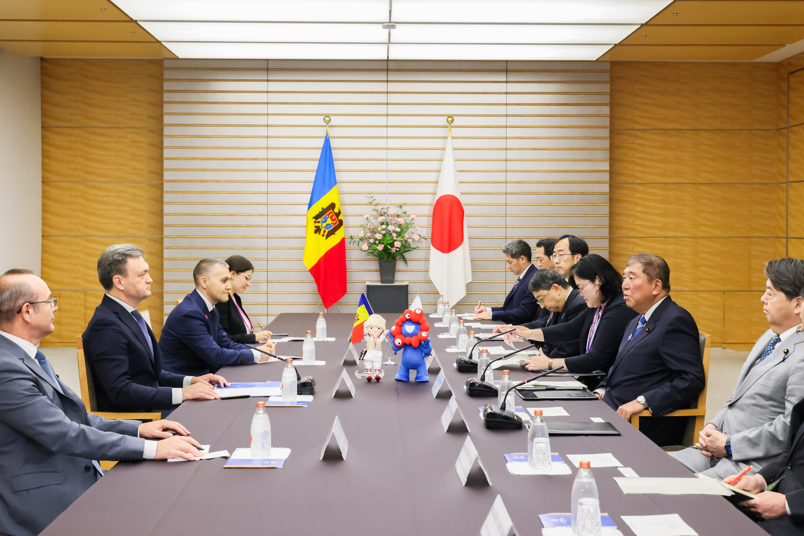 Prime Minister Ishiba holding a meeting with Prime Minister Recean (4)