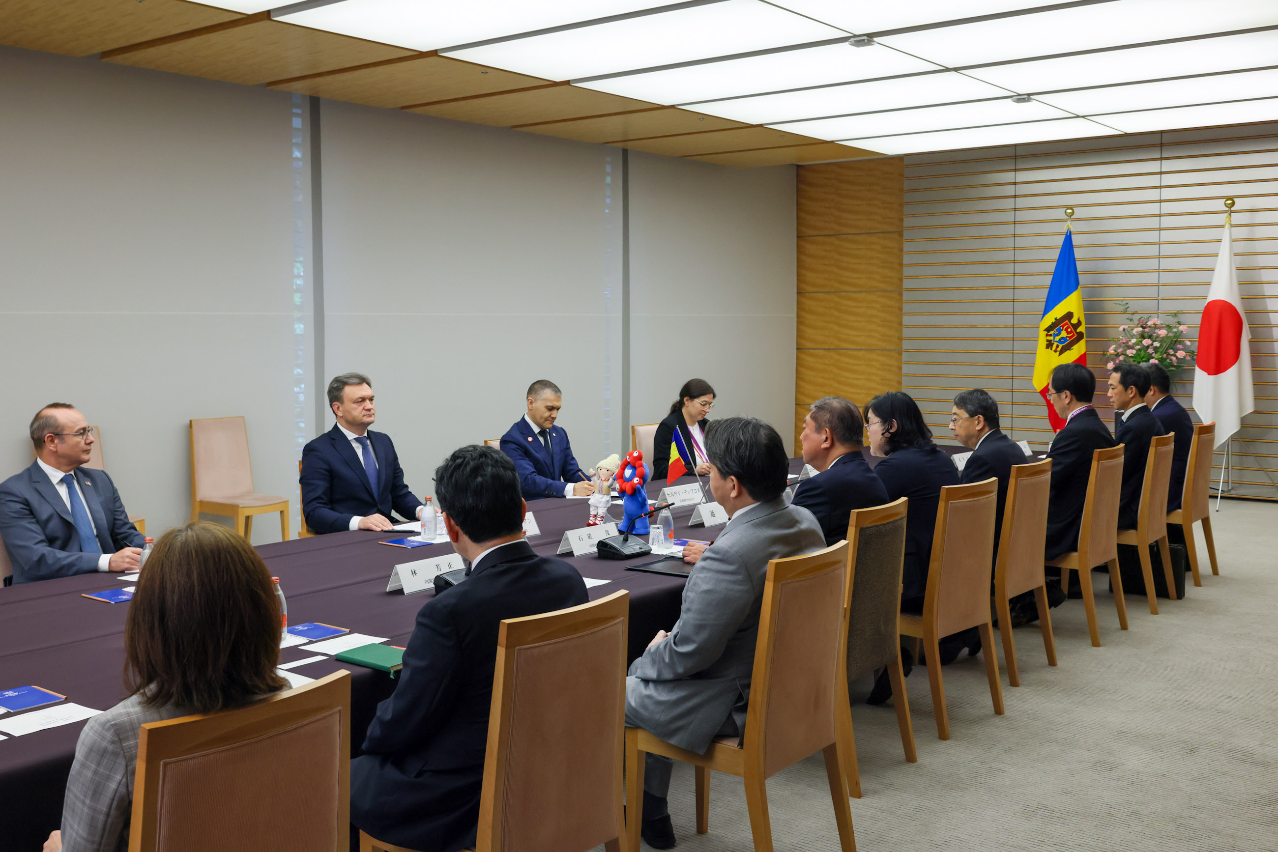 Prime Minister Ishiba holding a meeting with Prime Minister Recean (7)