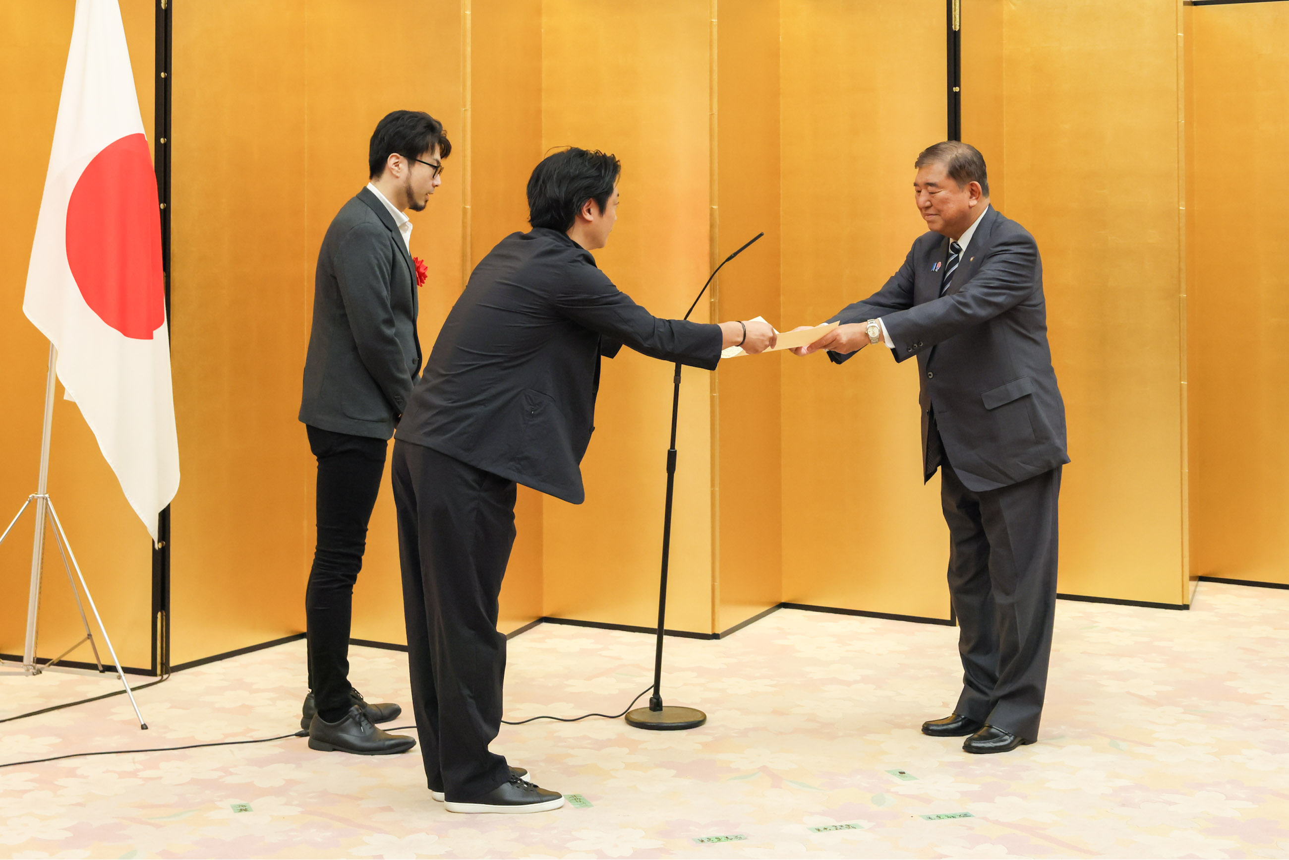 Prime Minister Ishiba presenting the Prime Minister’s Award (1)