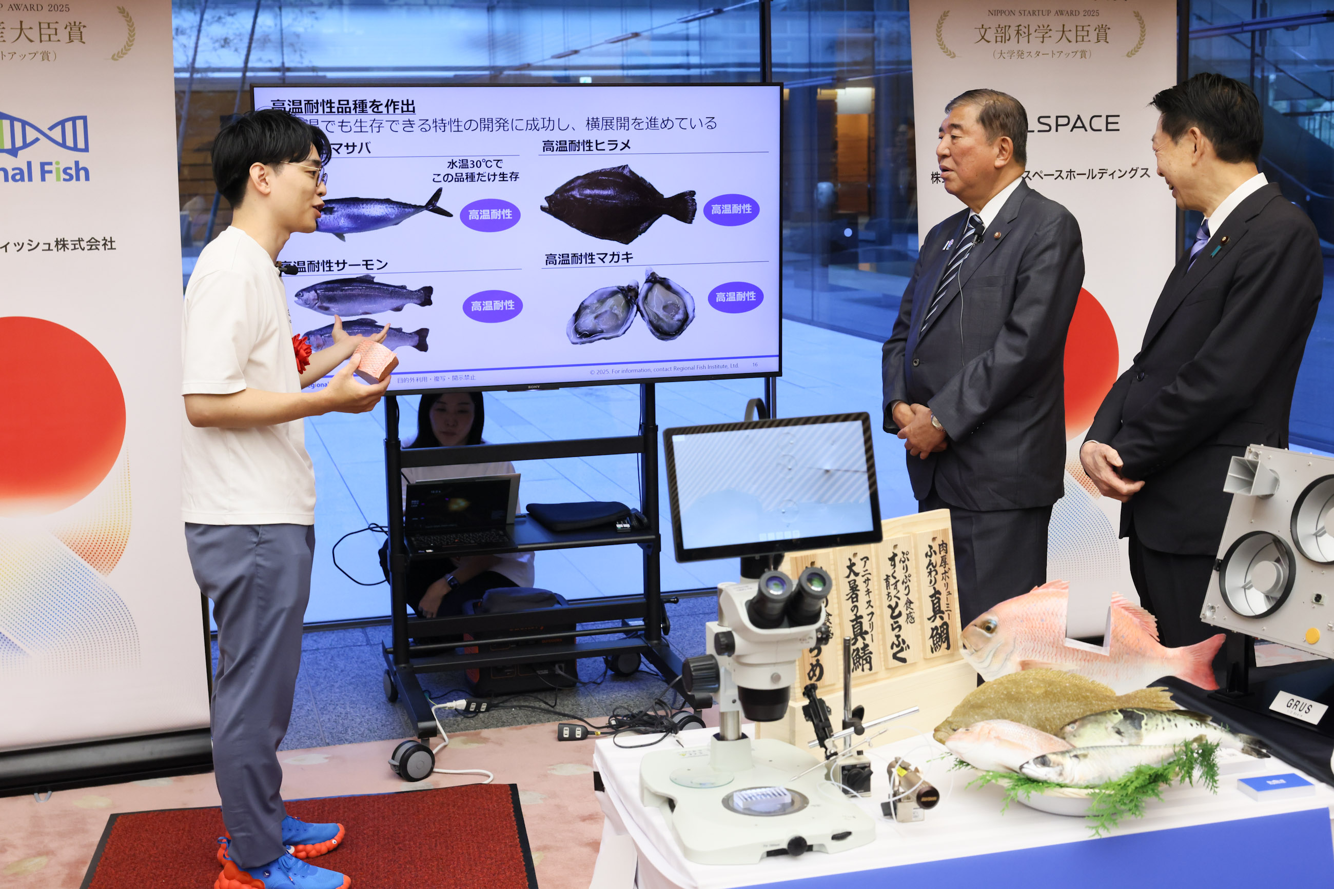 Prime Minister Ishiba viewing the exhibition booth of award winners (3)
