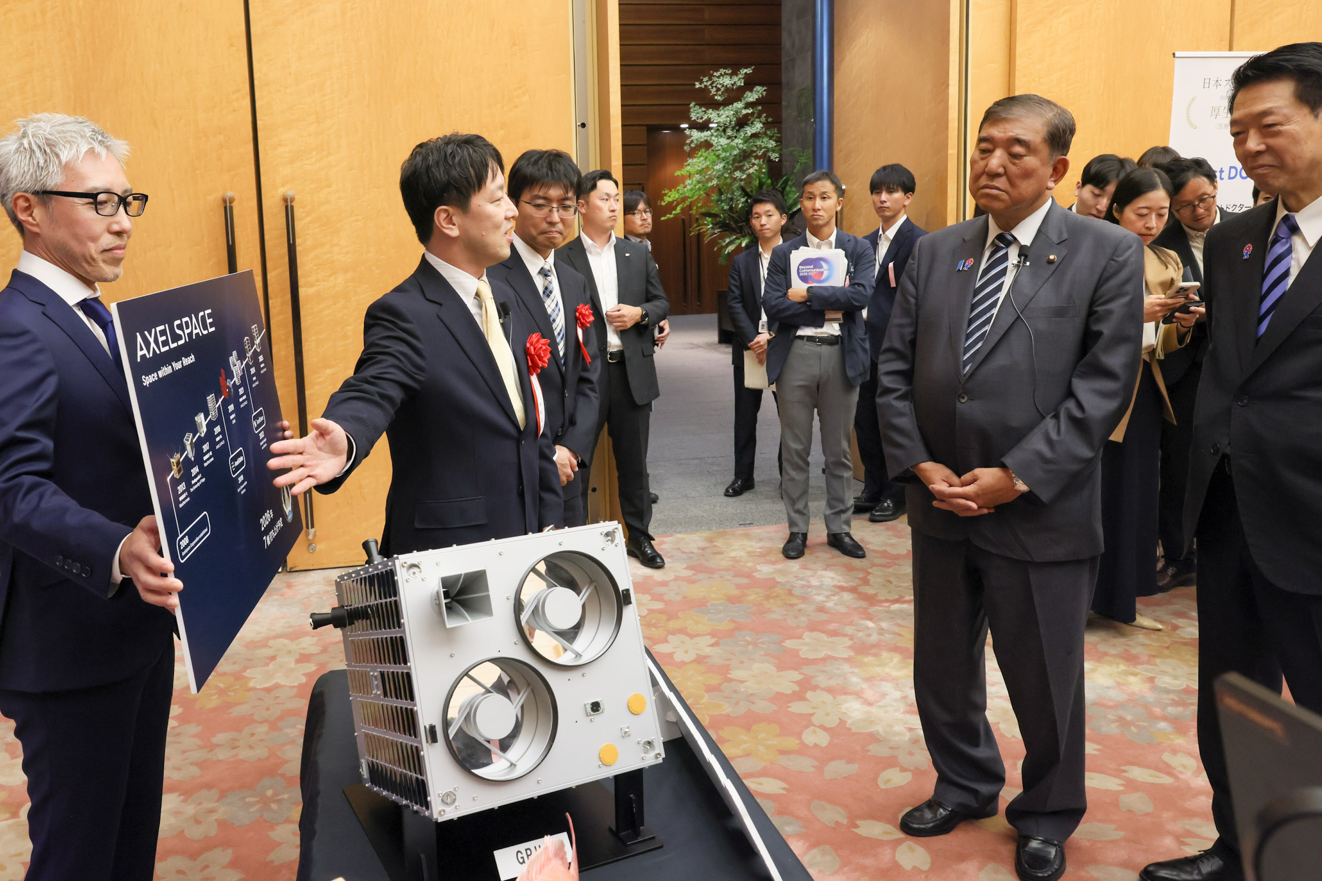 Prime Minister Ishiba viewing the exhibition booth of award winners (4)