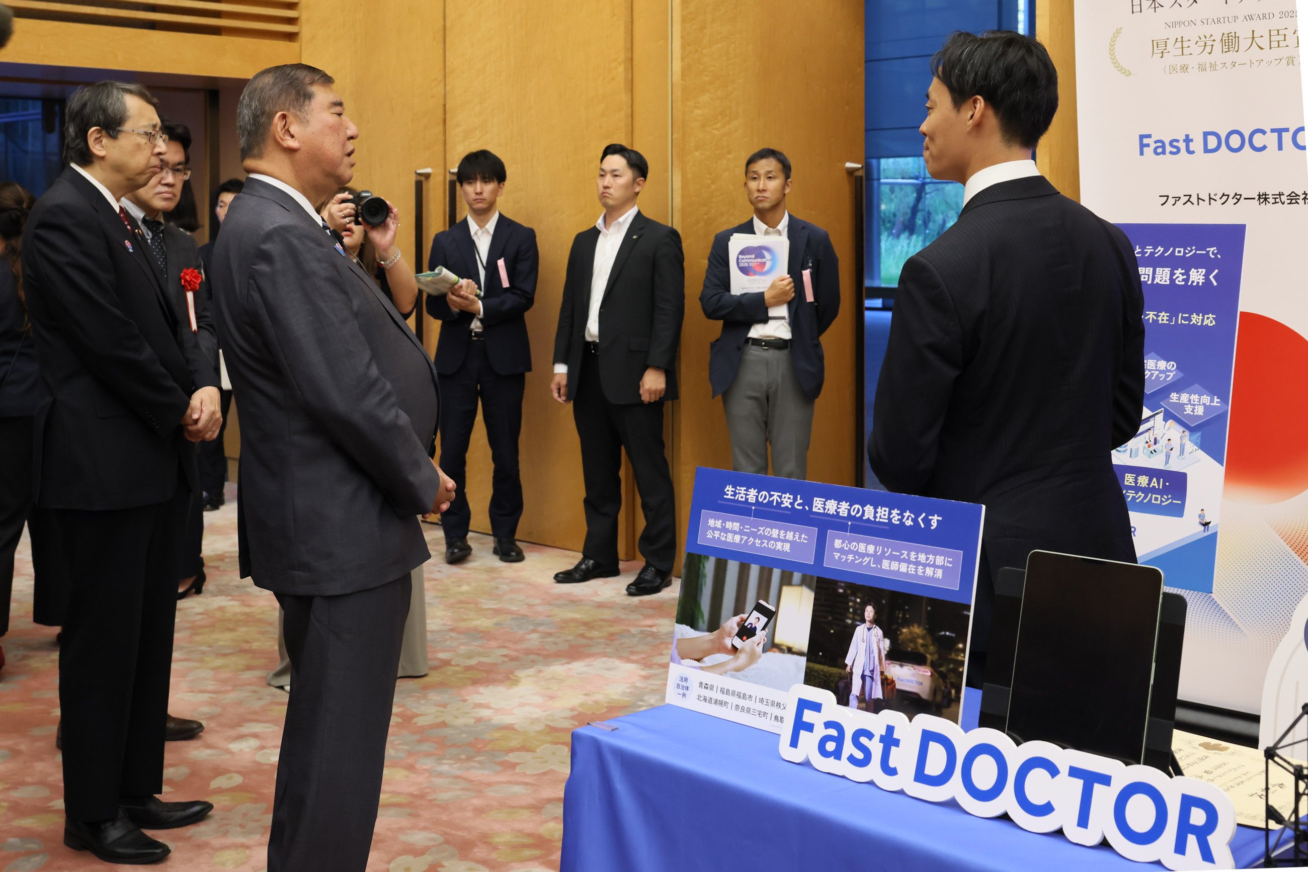 Prime Minister Ishiba viewing the exhibition booth of award winners (5)