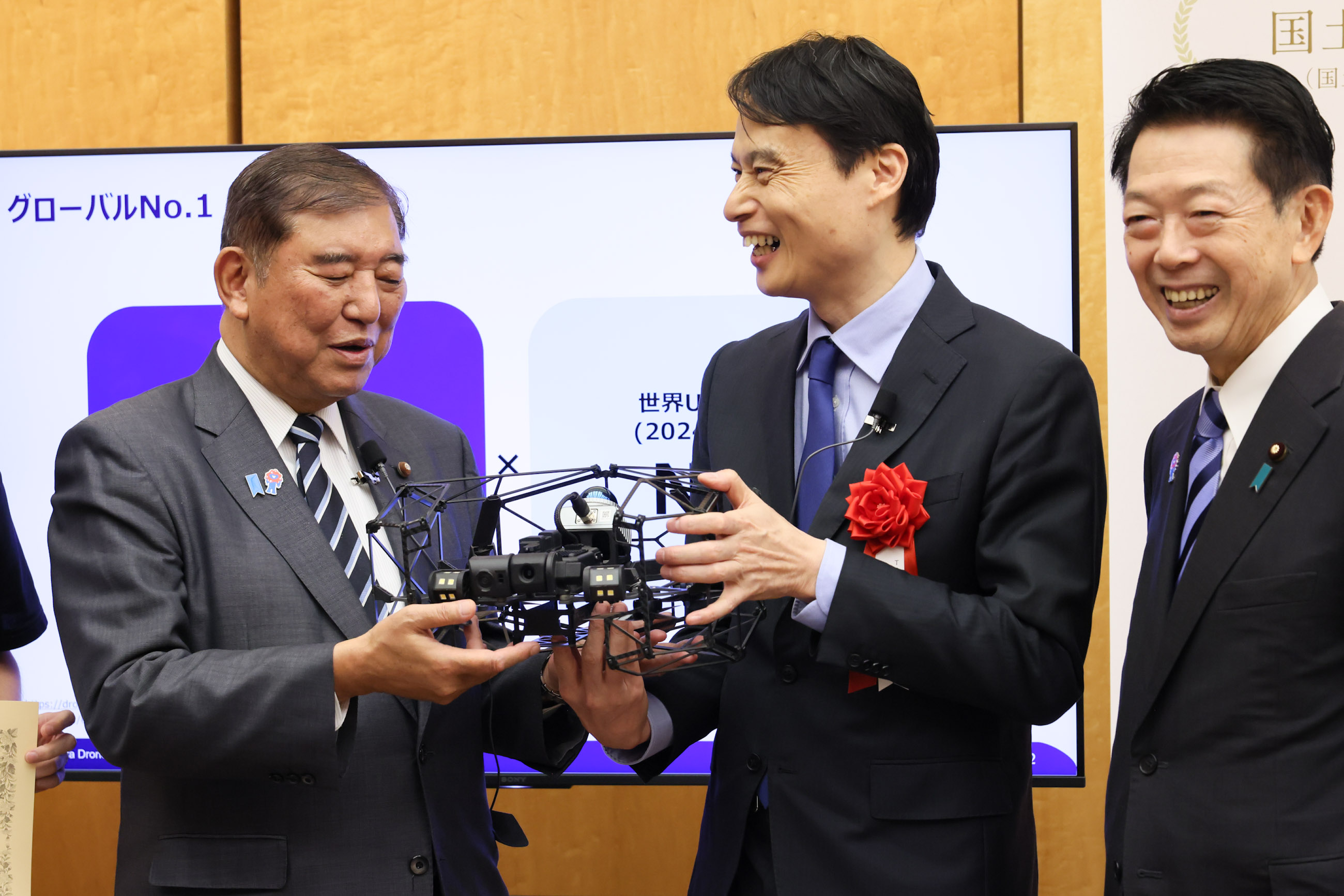 Prime Minister Ishiba viewing the exhibition booth of award winners (6)