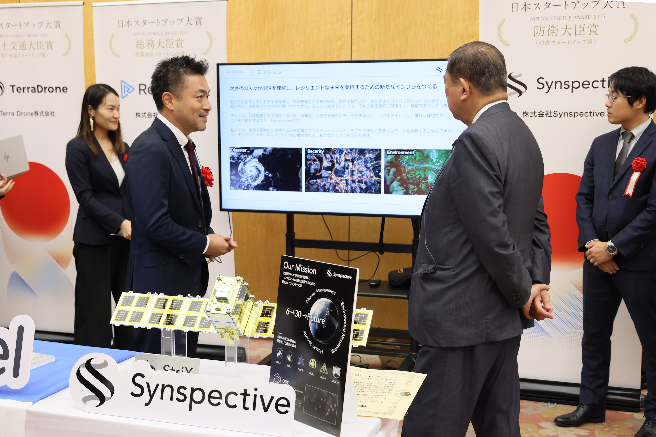 Prime Minister Ishiba viewing the exhibition booth of award winners (8)