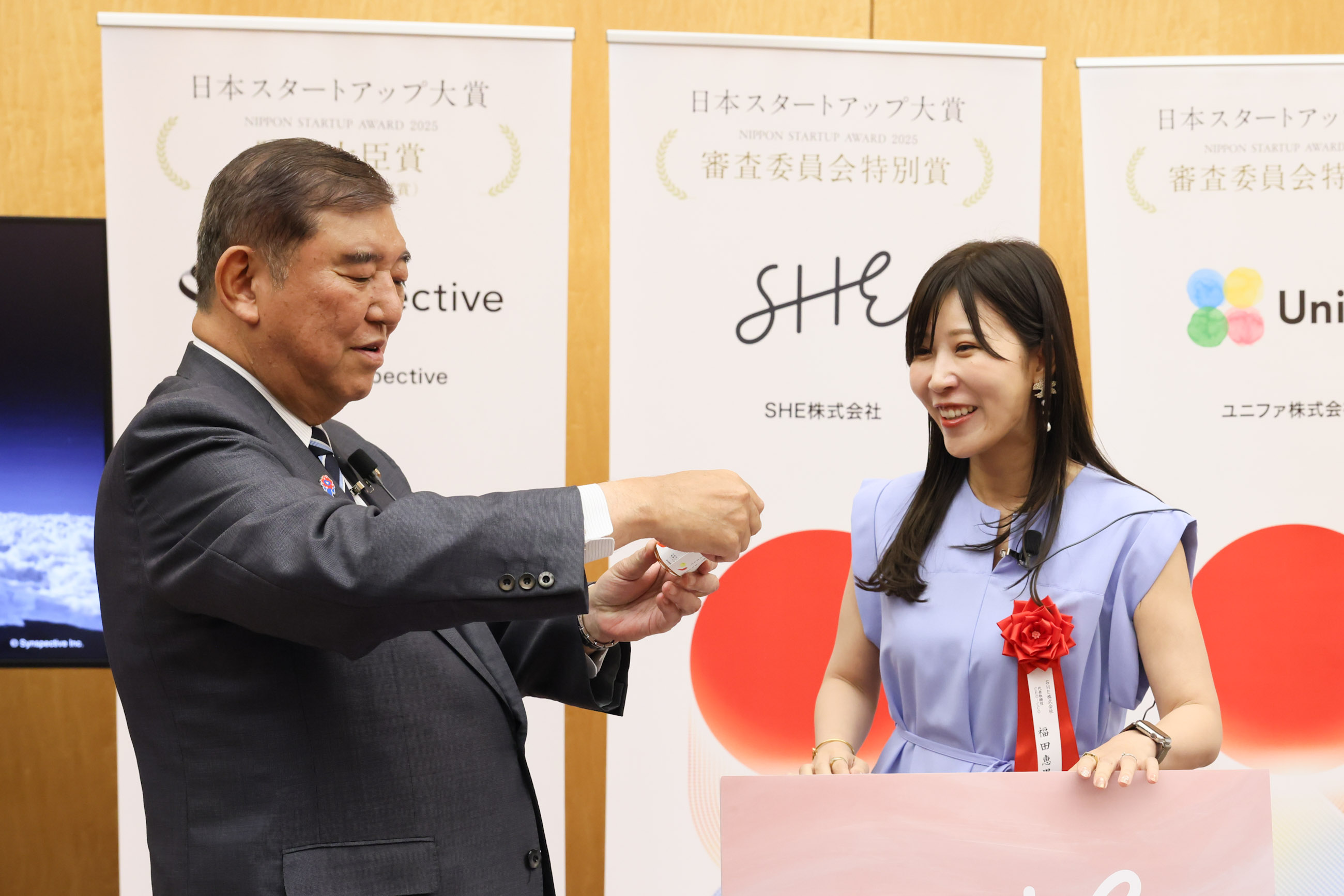 Prime Minister Ishiba viewing the exhibition booth of award winners (9)