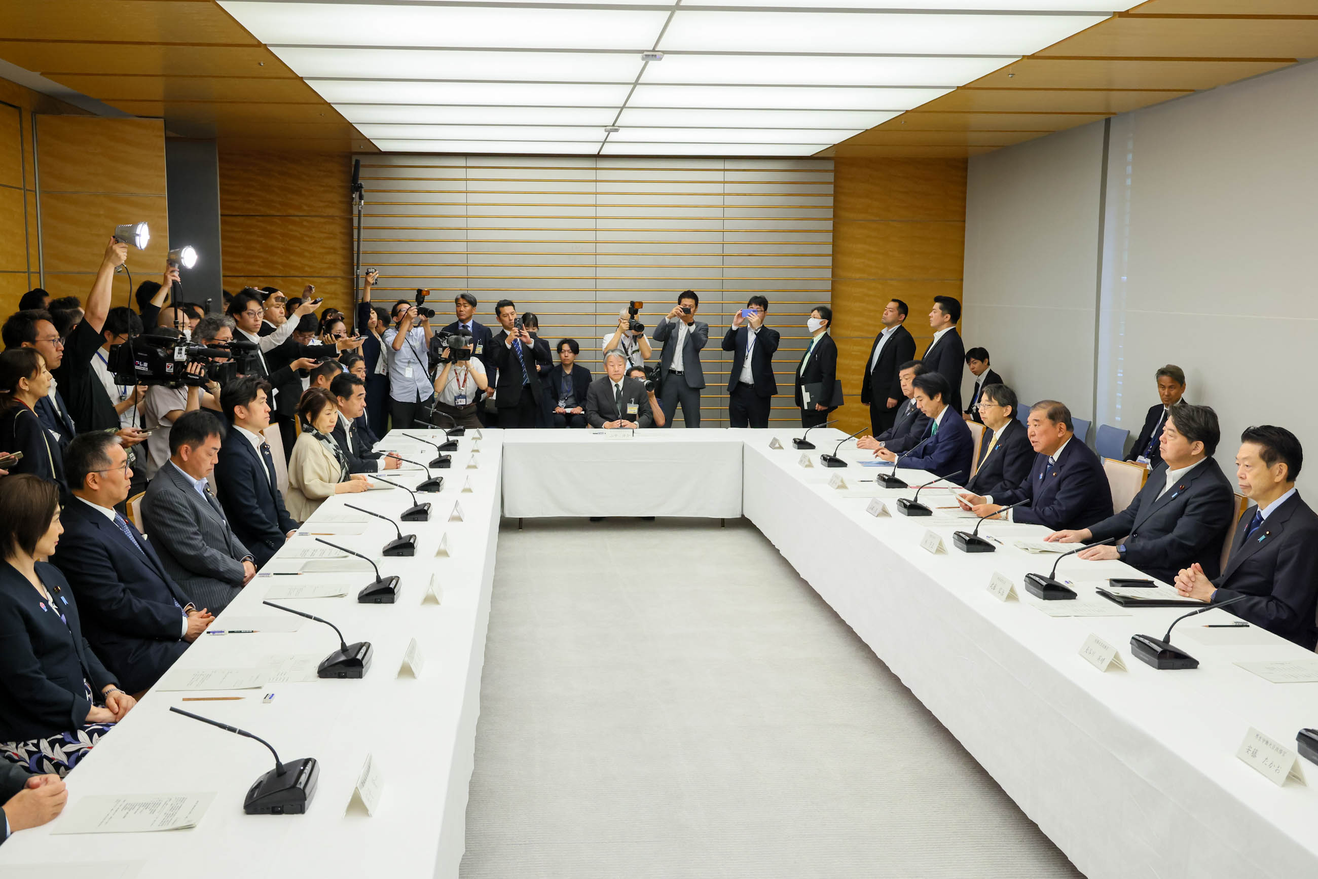 Prime Minister Ishiba wrapping up the meeting (2)