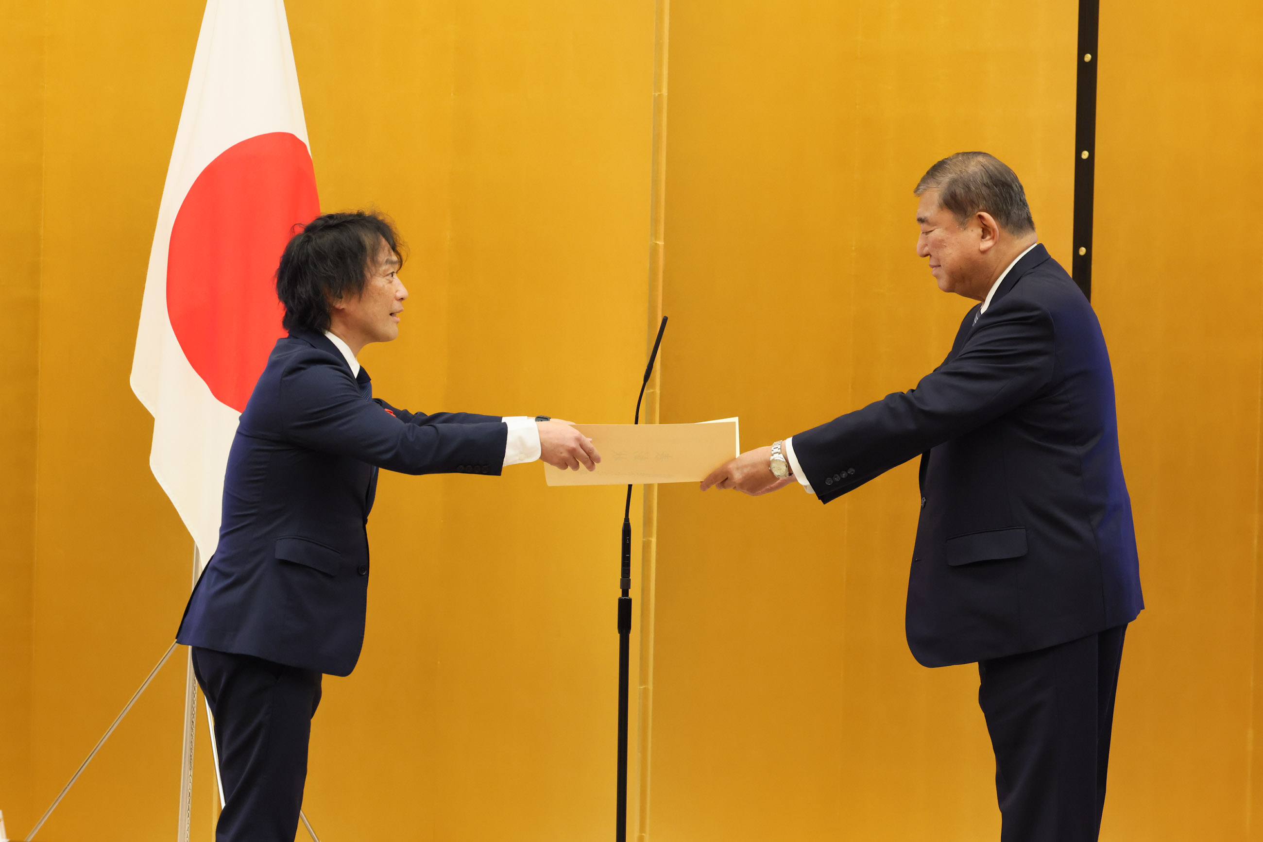 Prime Minister Ishiba presenting a certificate of award (2)