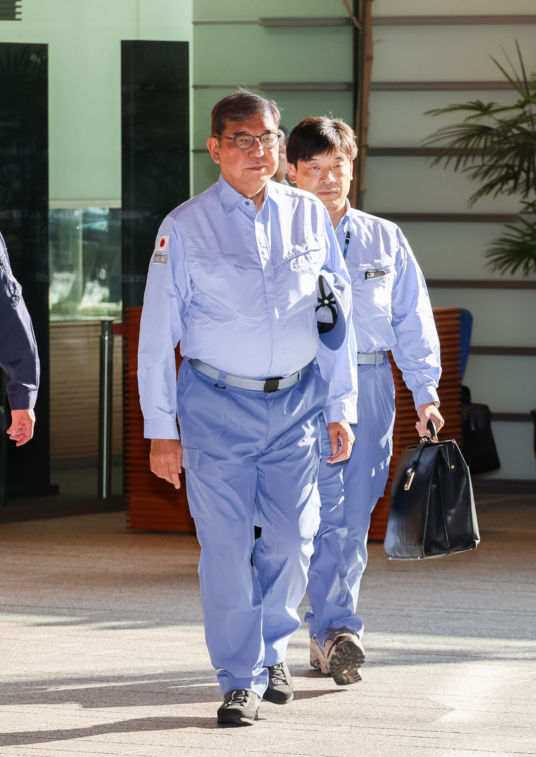Prime Minister Ishiba walking to the office (2)