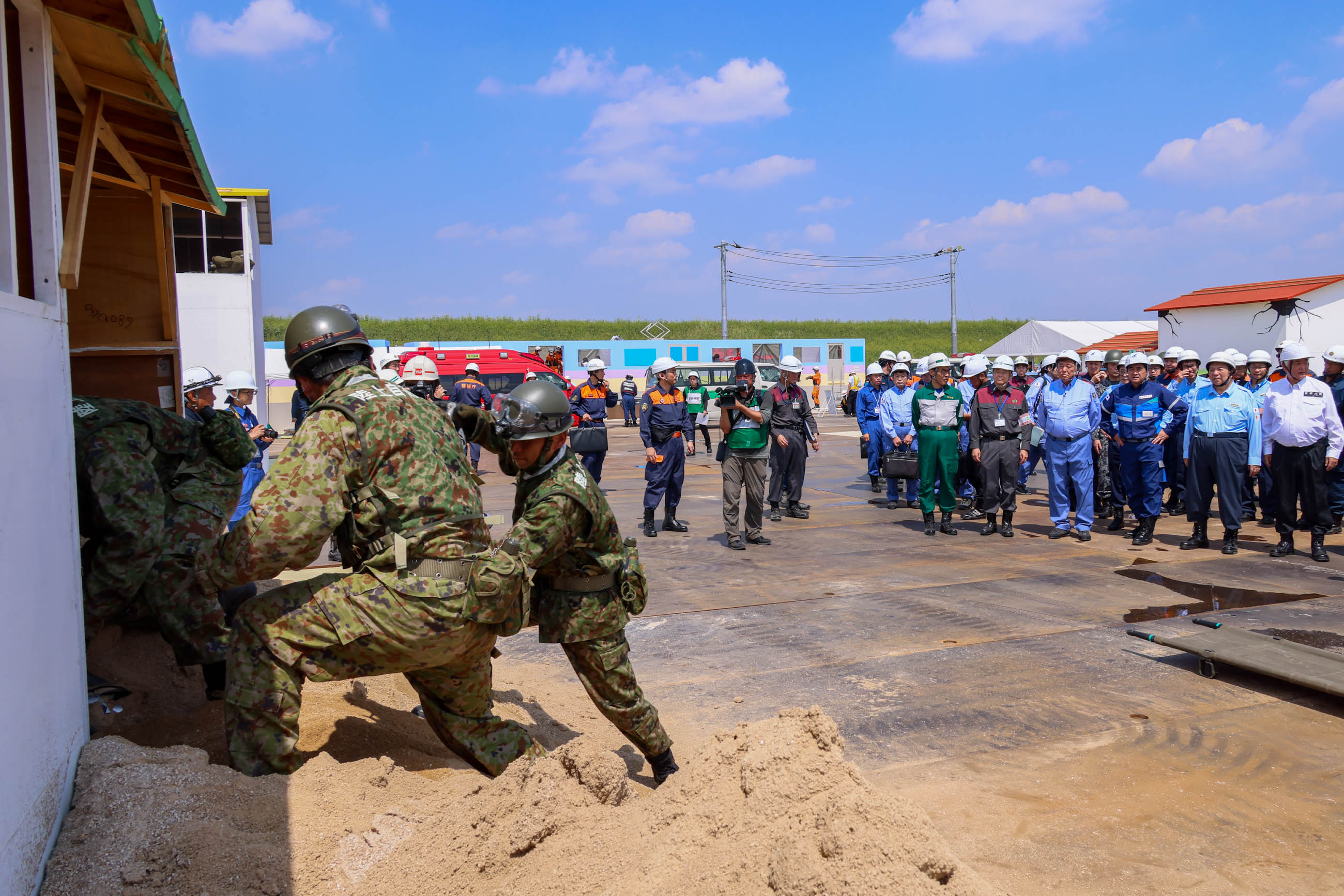 Prime Minister Ishiba observing the rescue drills for buildings buried in landslides (2)