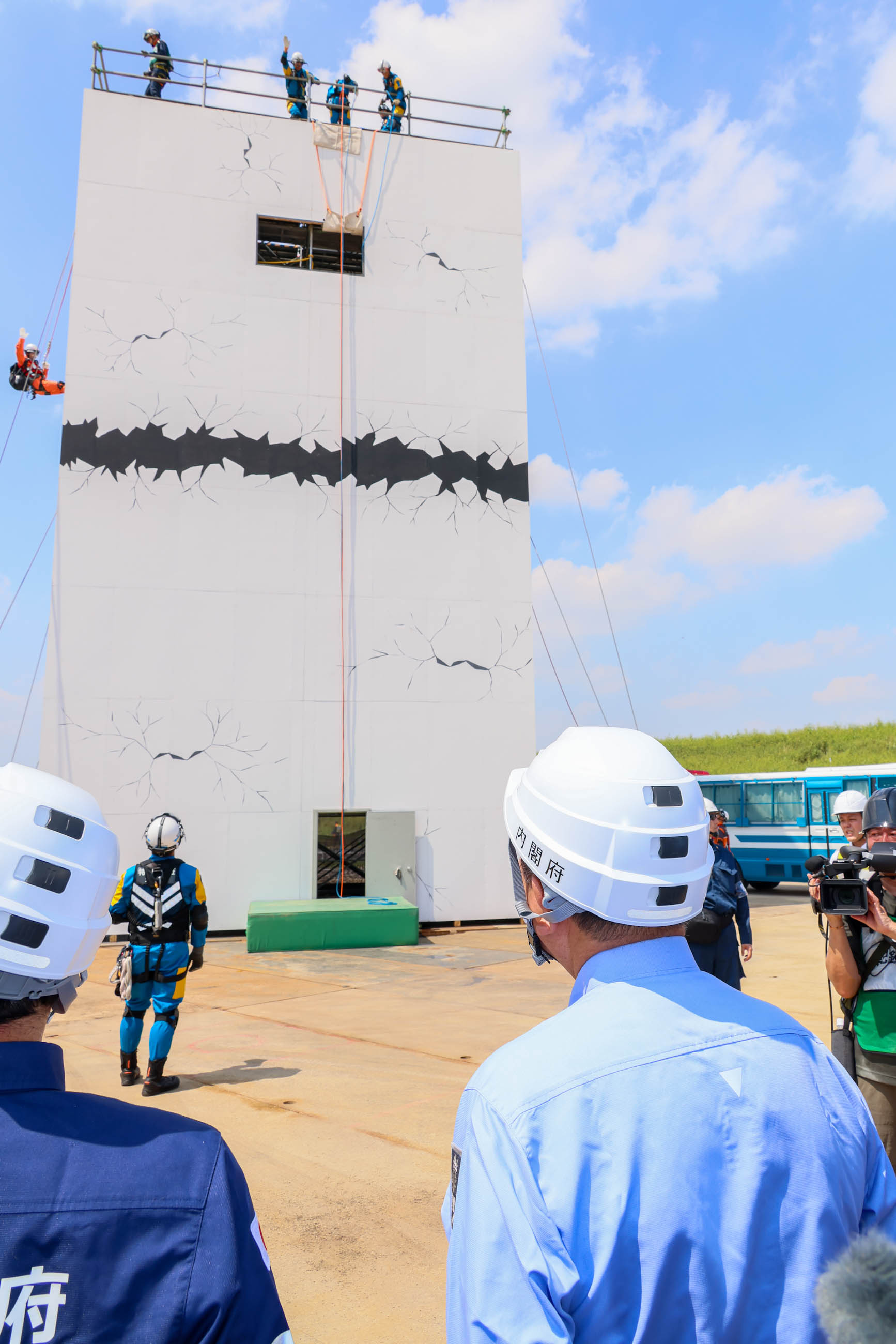Prime Minister Ishiba observing the rescue drills for collapsed structures (2)