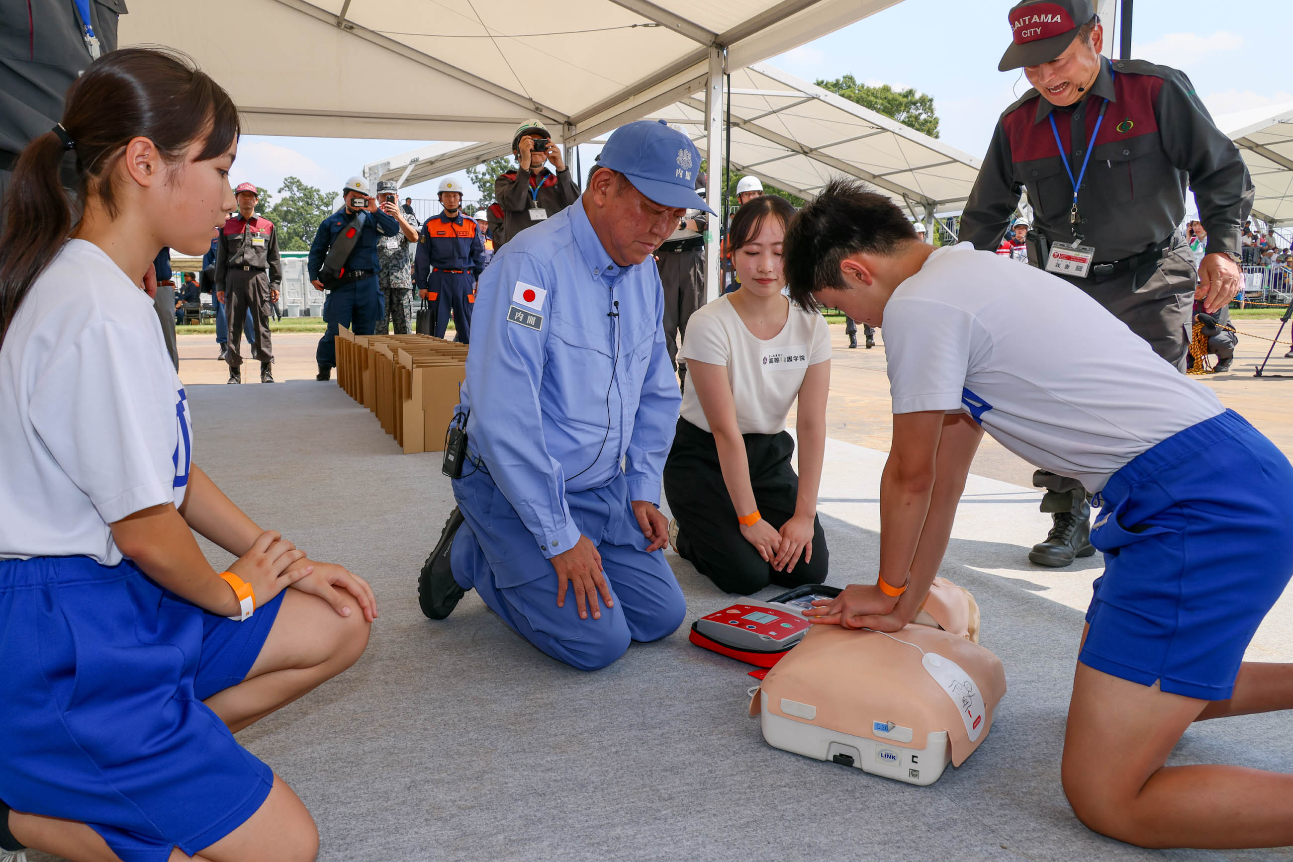 Prime Minister Ishiba experiencing CPR using an AED (2)