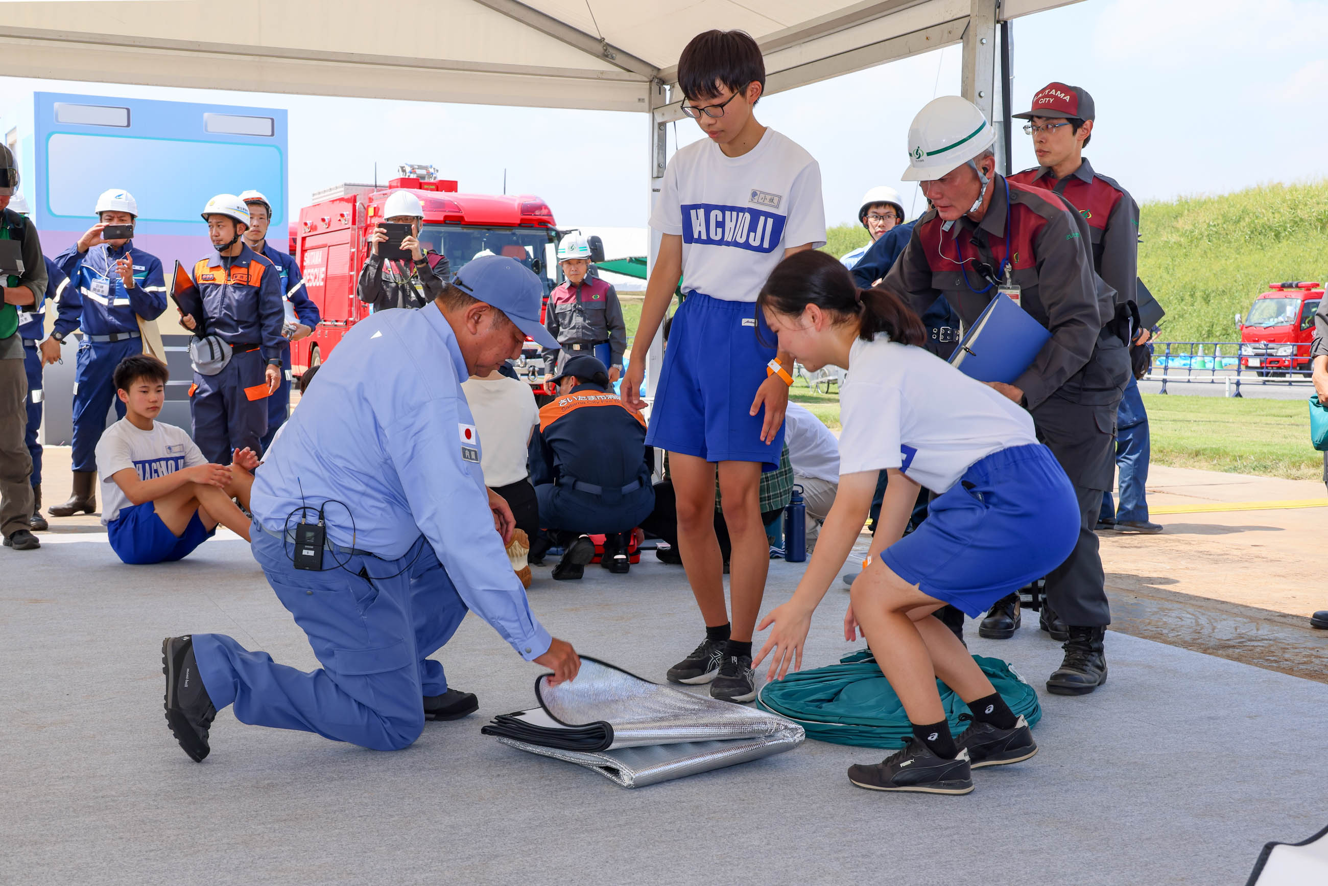 Prime Minister Ishiba taking part in setting up partitions and cardboard beds (1)