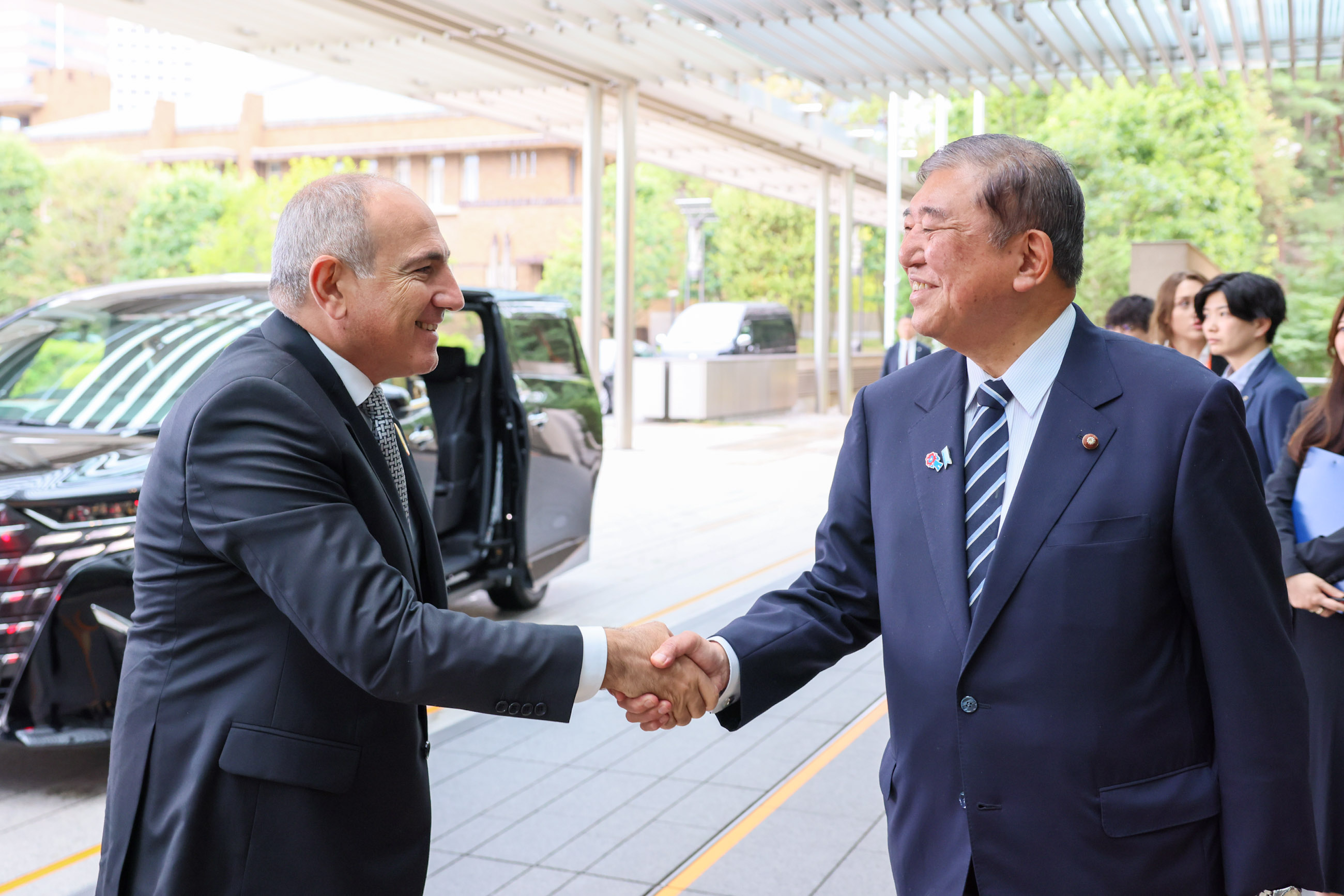 Prime Minister Ishiba welcoming Prime Minister Pashinyan 