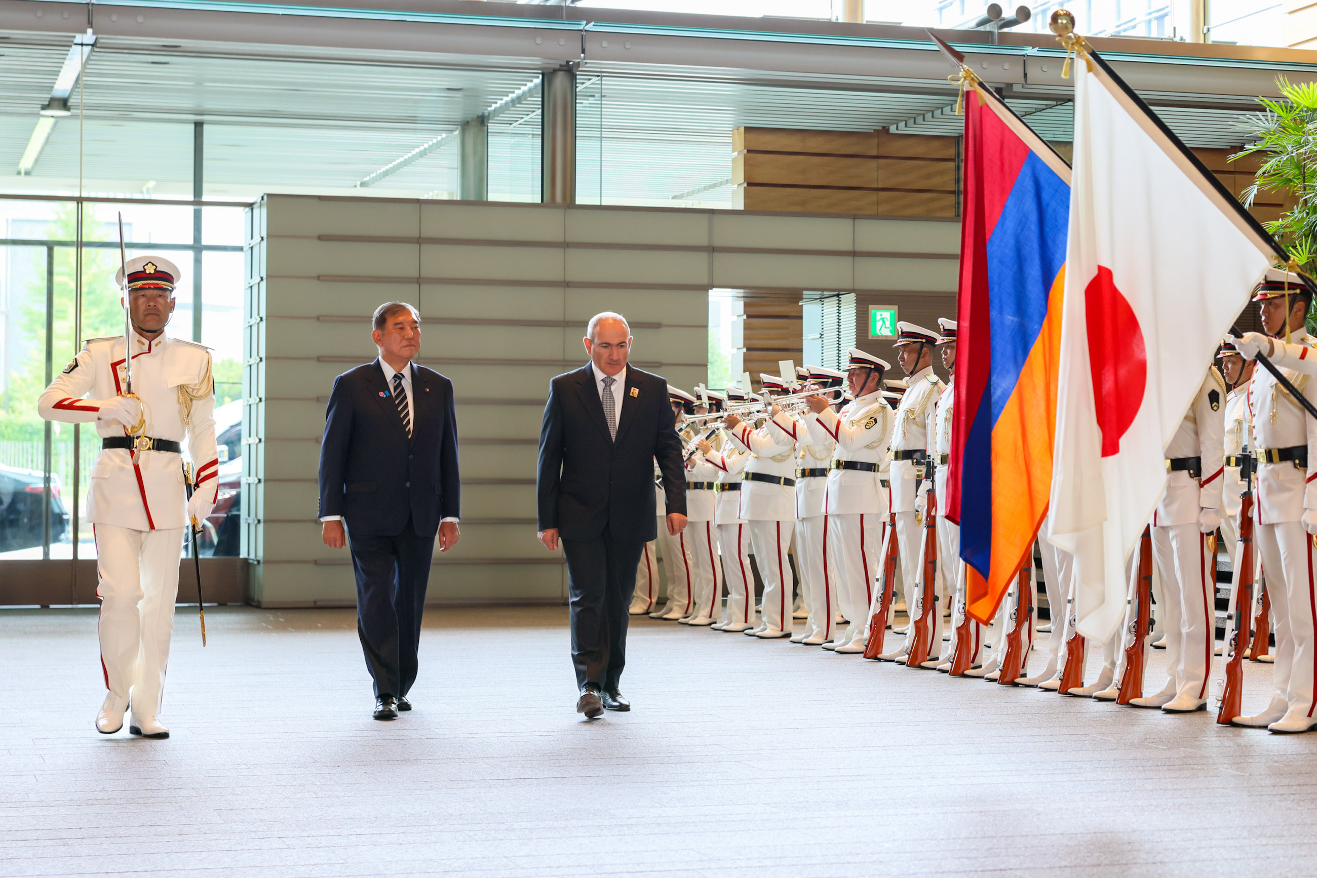 Salute and guard of honor ceremony (3)