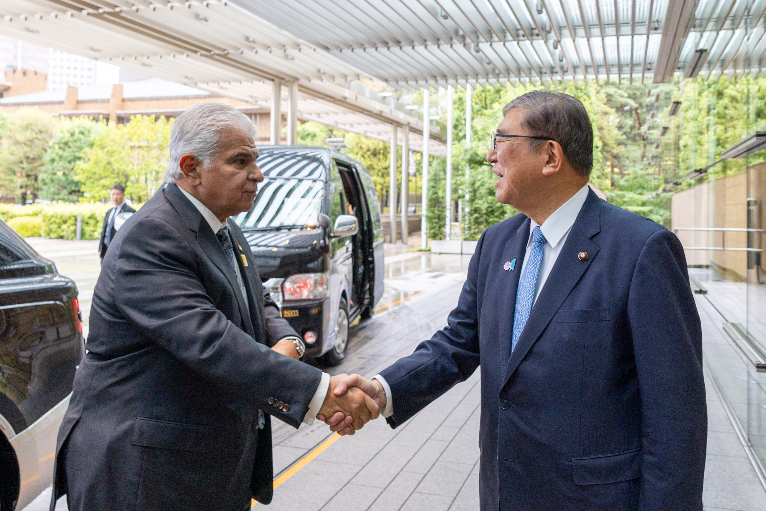 Prime Minister Ishiba welcoming President Mulino