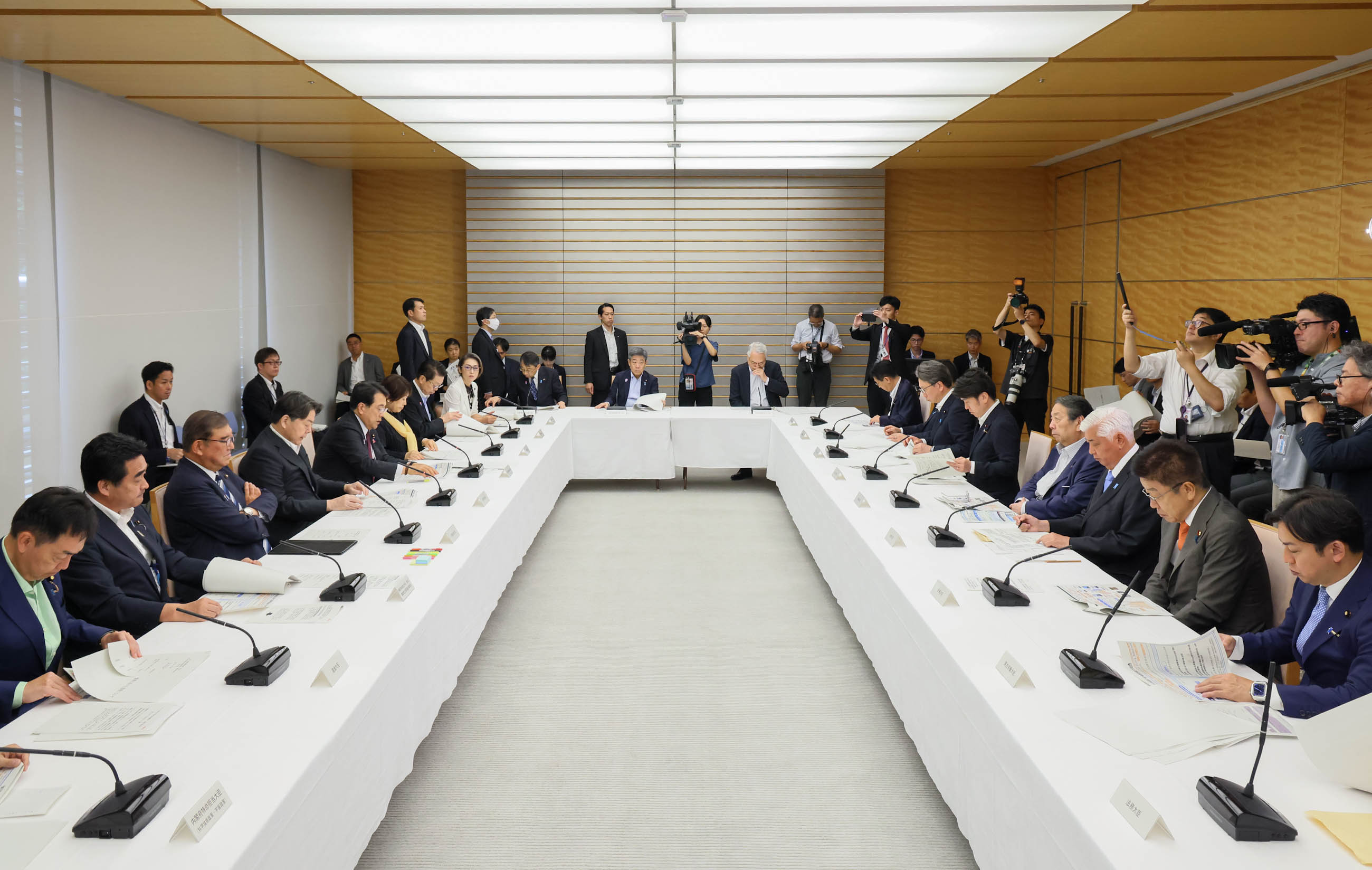 Prime Minister Ishiba wrapping up the meeting (2)