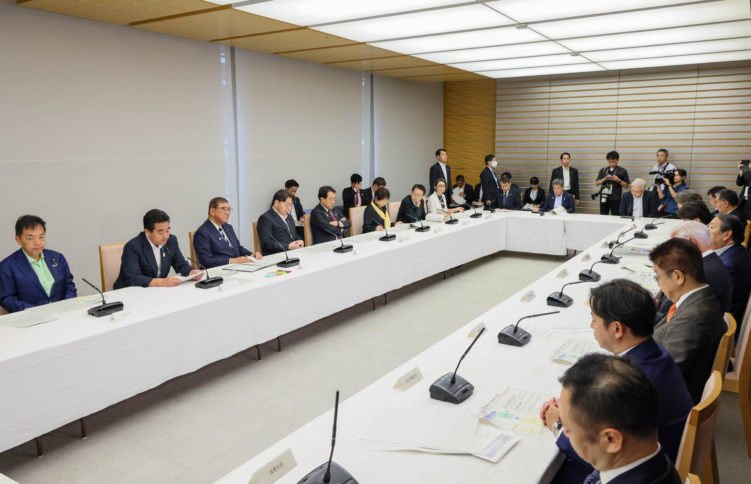 Prime Minister Ishiba wrapping up the meeting (3)