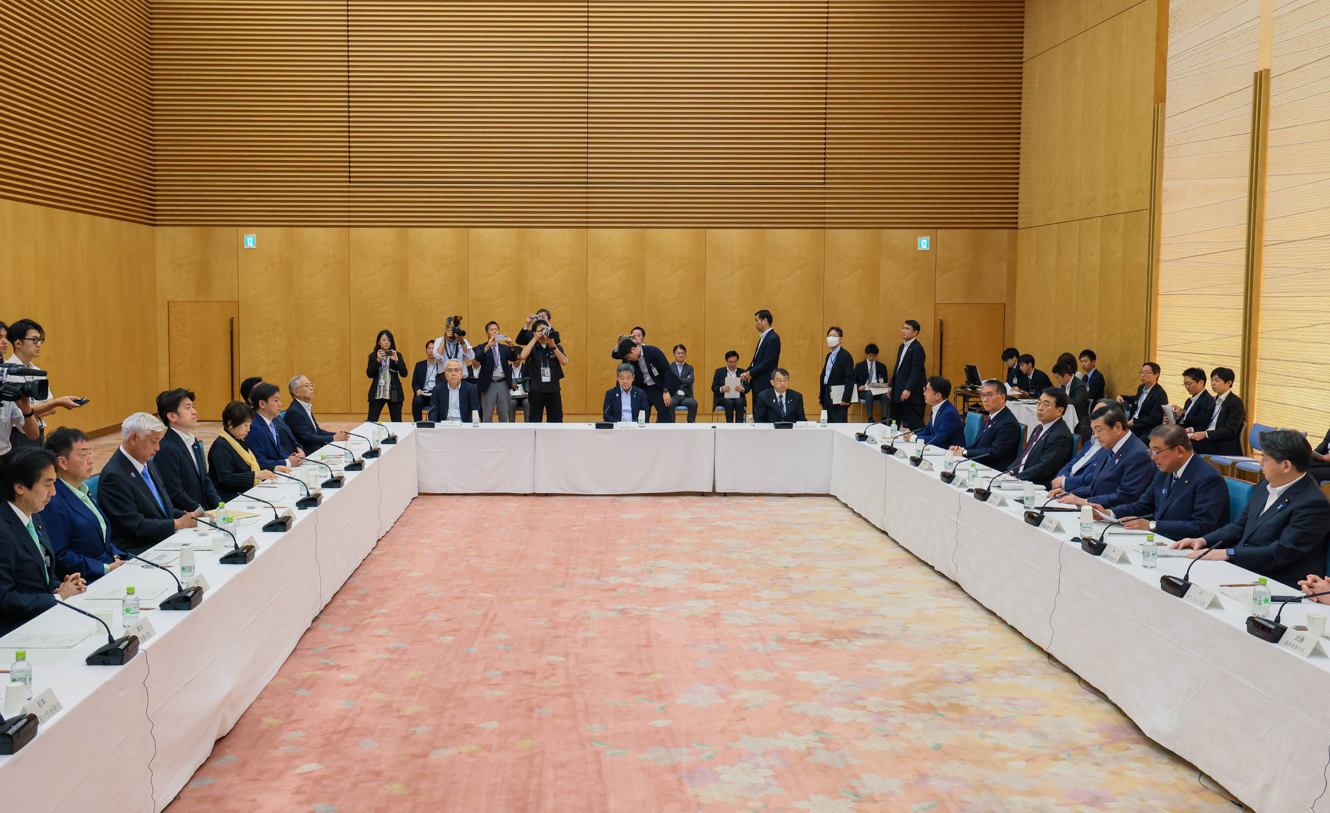 Prime Minister Ishiba wrapping up the meeting (2)