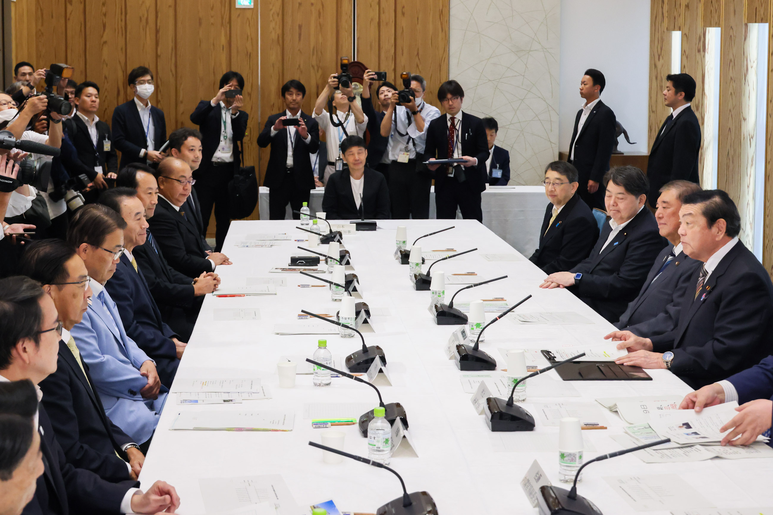 Prime Minister Ishiba holding an exchange of views with prefectural governors (3)