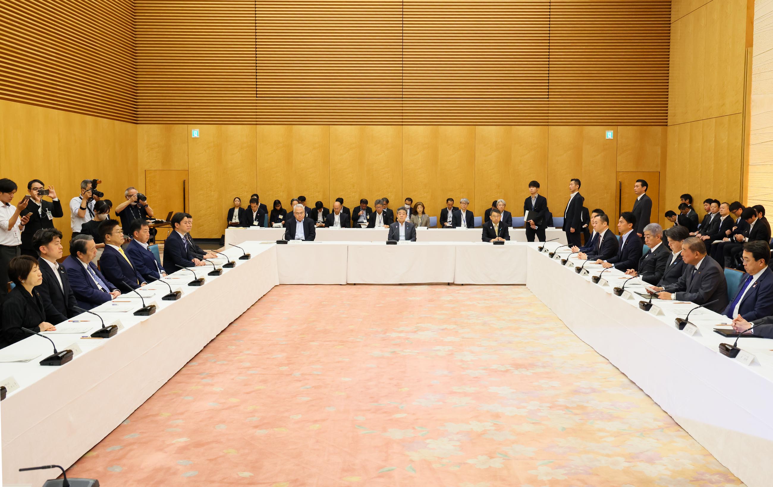 Prime Minister Ishiba wrapping up the meeting (3)