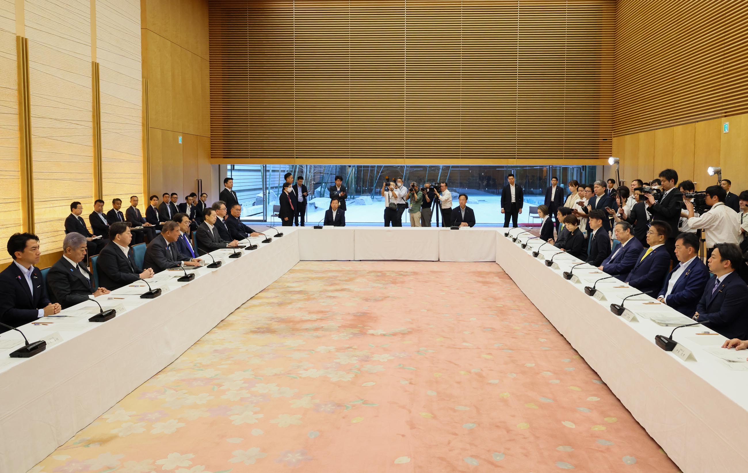 Prime Minister Ishiba wrapping up the meeting (5)