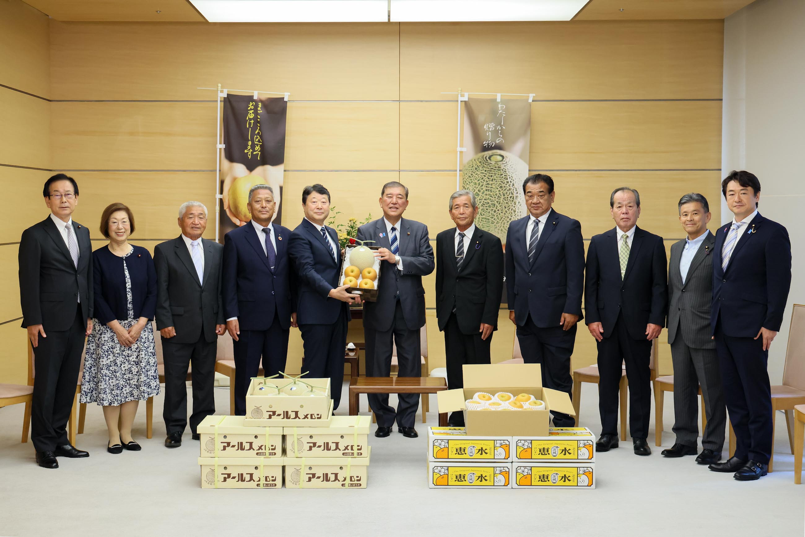 Presentation of Melons and Pears by the Town of Yachiyo, Ibaraki Prefecture