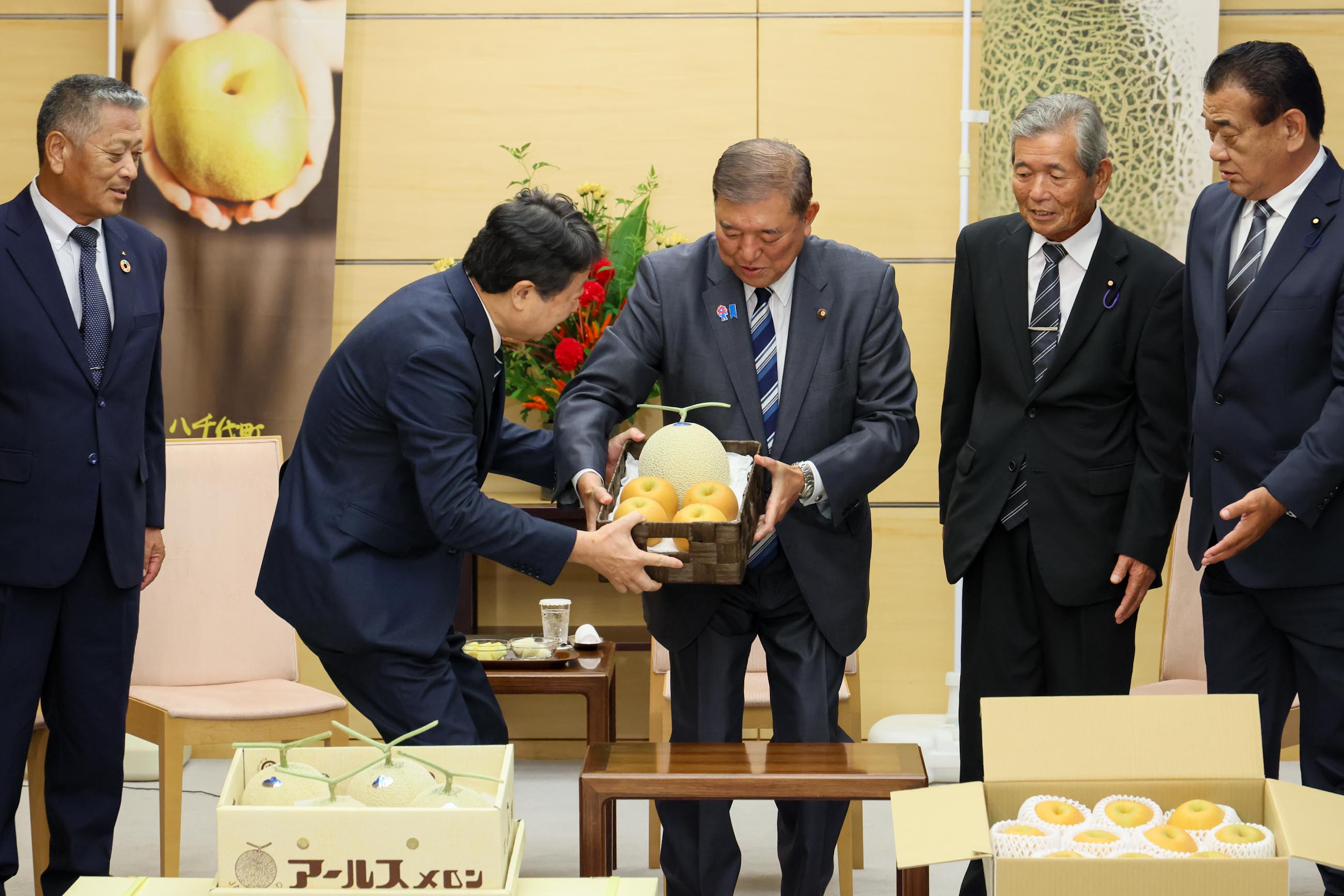 Prime Minister Ishiba receiving melons and pears (2)