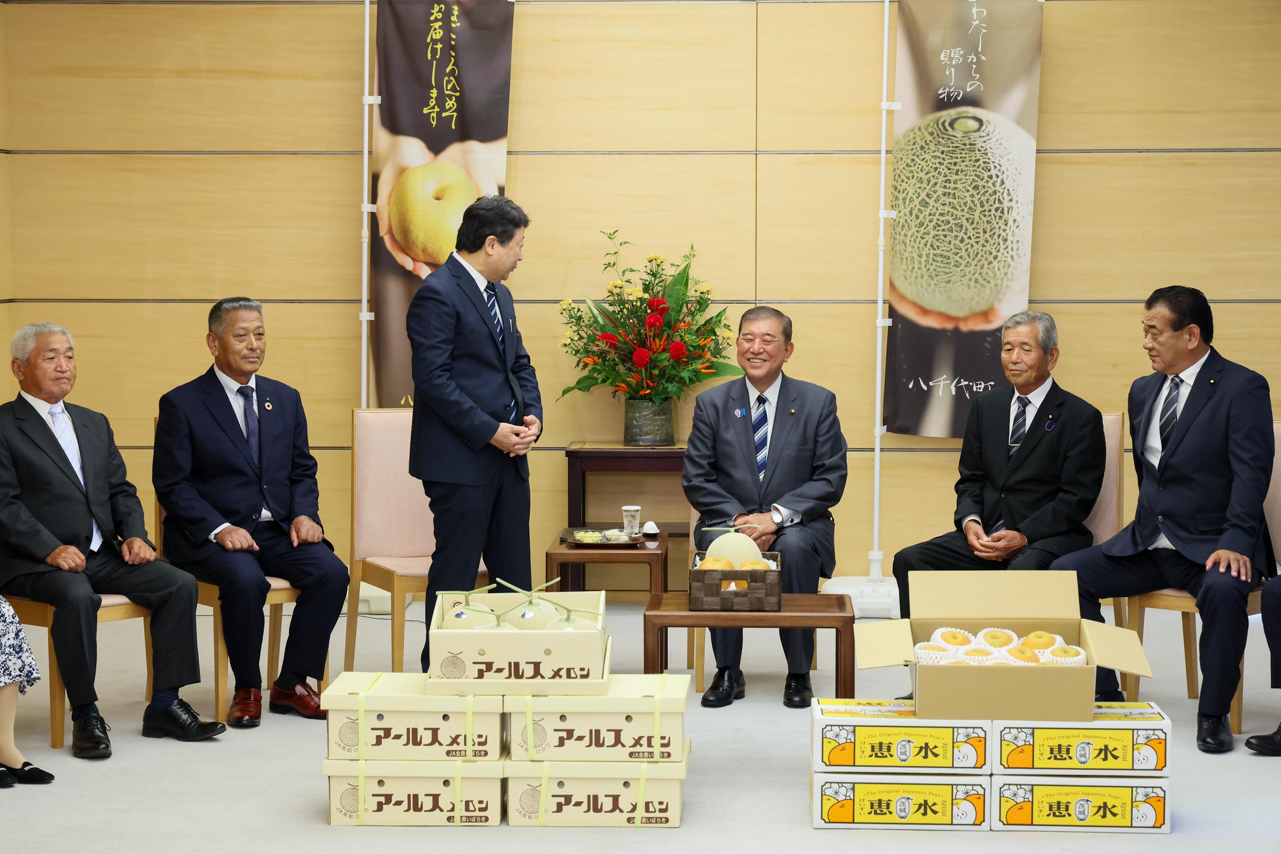 Prime Minister Ishiba receiving melons and pears (3)